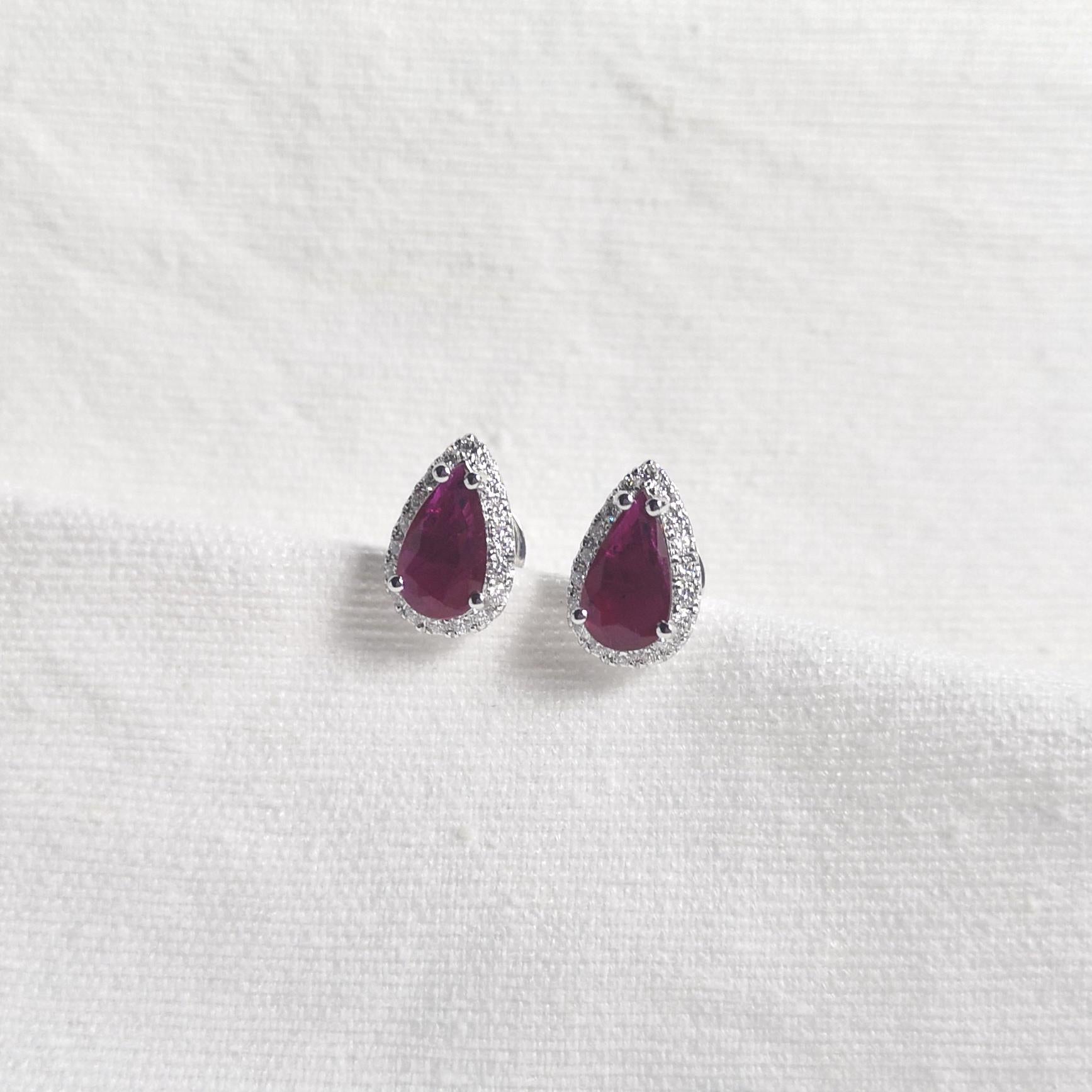 Orecchini di rubini e diamanti con montatura in oro bianco 18 carati in vendita 2