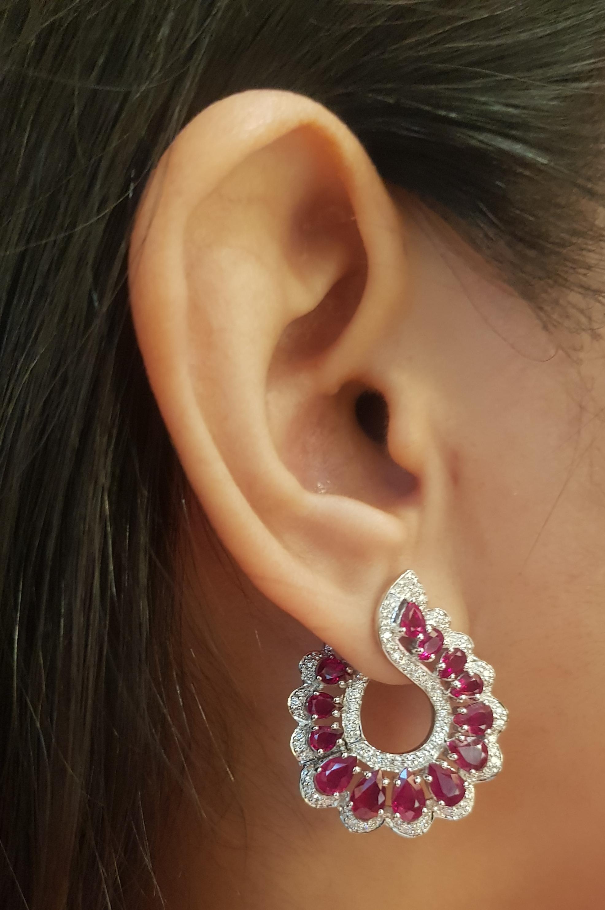 Boucles d'oreilles composées d'un rubis de 6,27 carats et d'un diamant de 1,09 carat, sertis dans une monture en or blanc 18 carats.

Largeur : 2,5 cm 
Longueur : 3,0 cm
Poids total : 15,64 grammes

