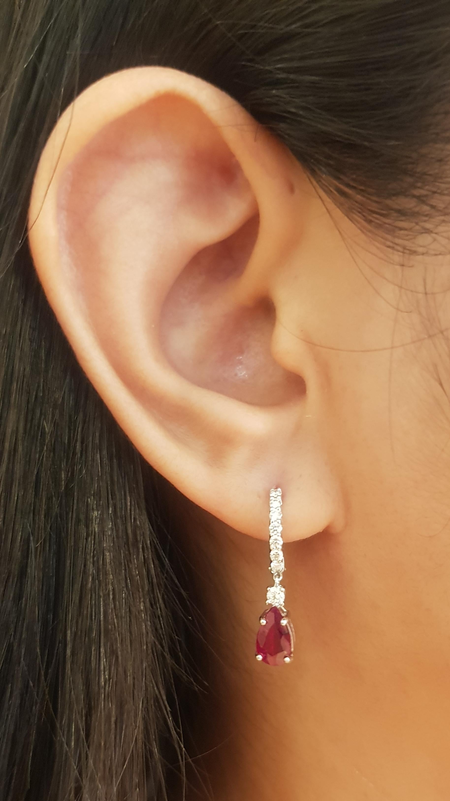 Orecchini con rubino di 1,58 carati e diamante di 0,28 carati con montatura in oro bianco 18 carati

Larghezza: 0,5 cm 
Lunghezza: 2.5 cm
Peso totale: 3.14 grammi

