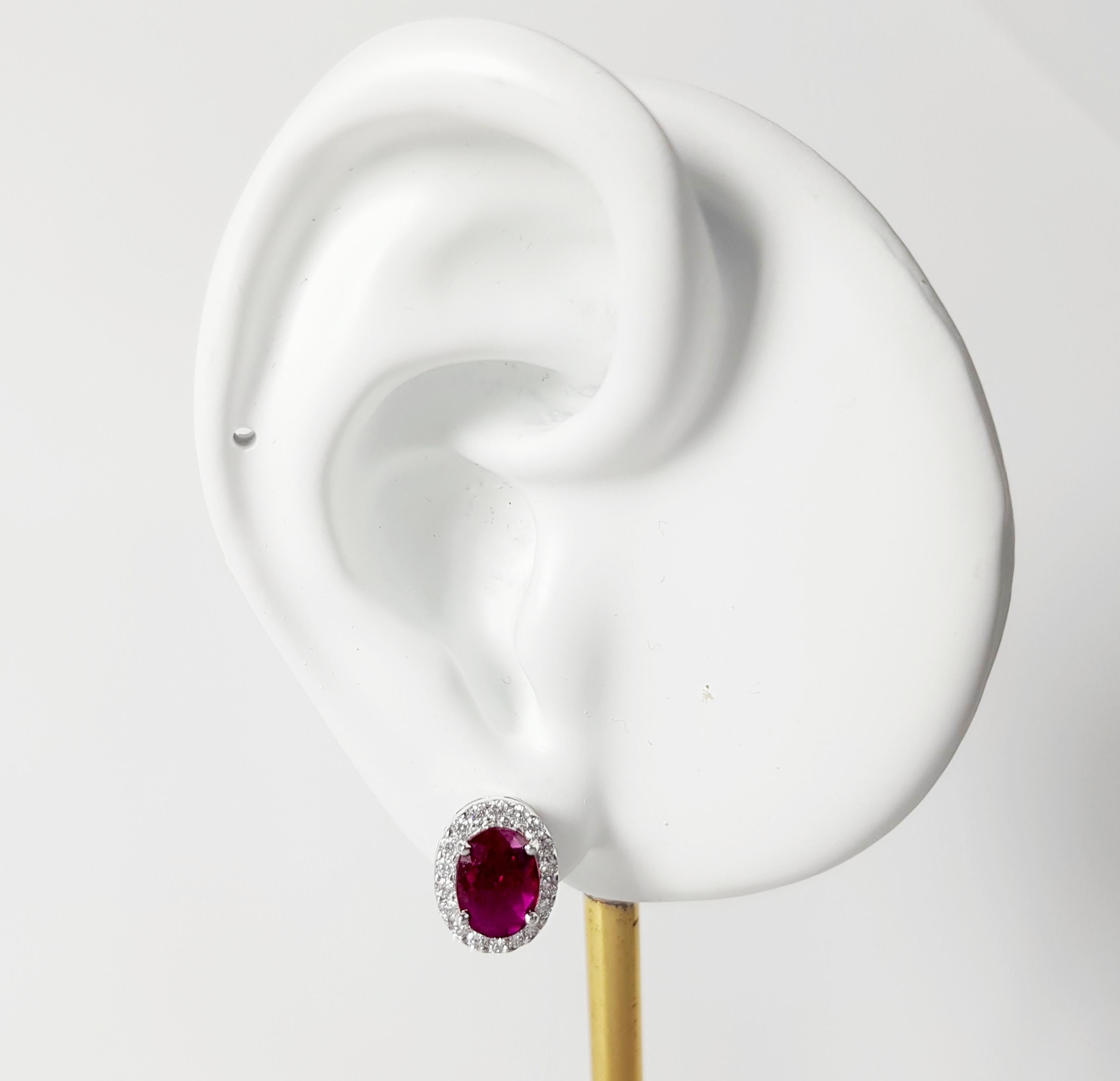 Orecchini con rubino da 1,93 carati e diamante da 0,38 carati con montatura in oro bianco 18 carati

Larghezza: 0,9 cm 
Lunghezza: 1,1 cm
Peso totale: 5,35 grammi

