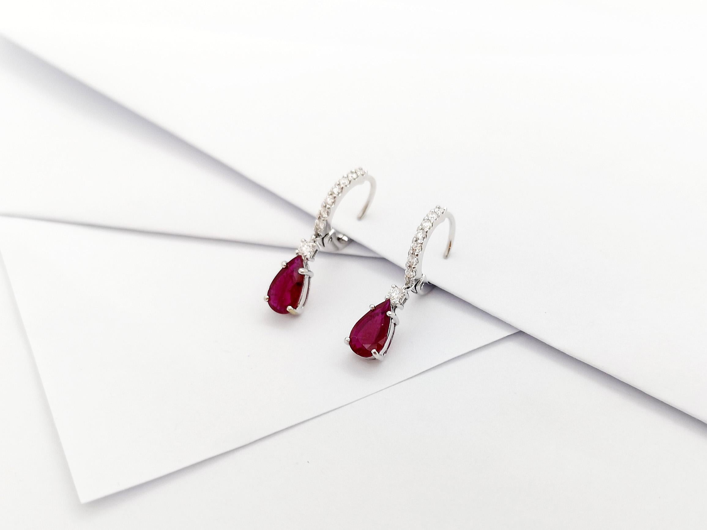 Ruby with Diamond Earrings set in 18K White Gold Settings In New Condition For Sale In Bangkok, TH