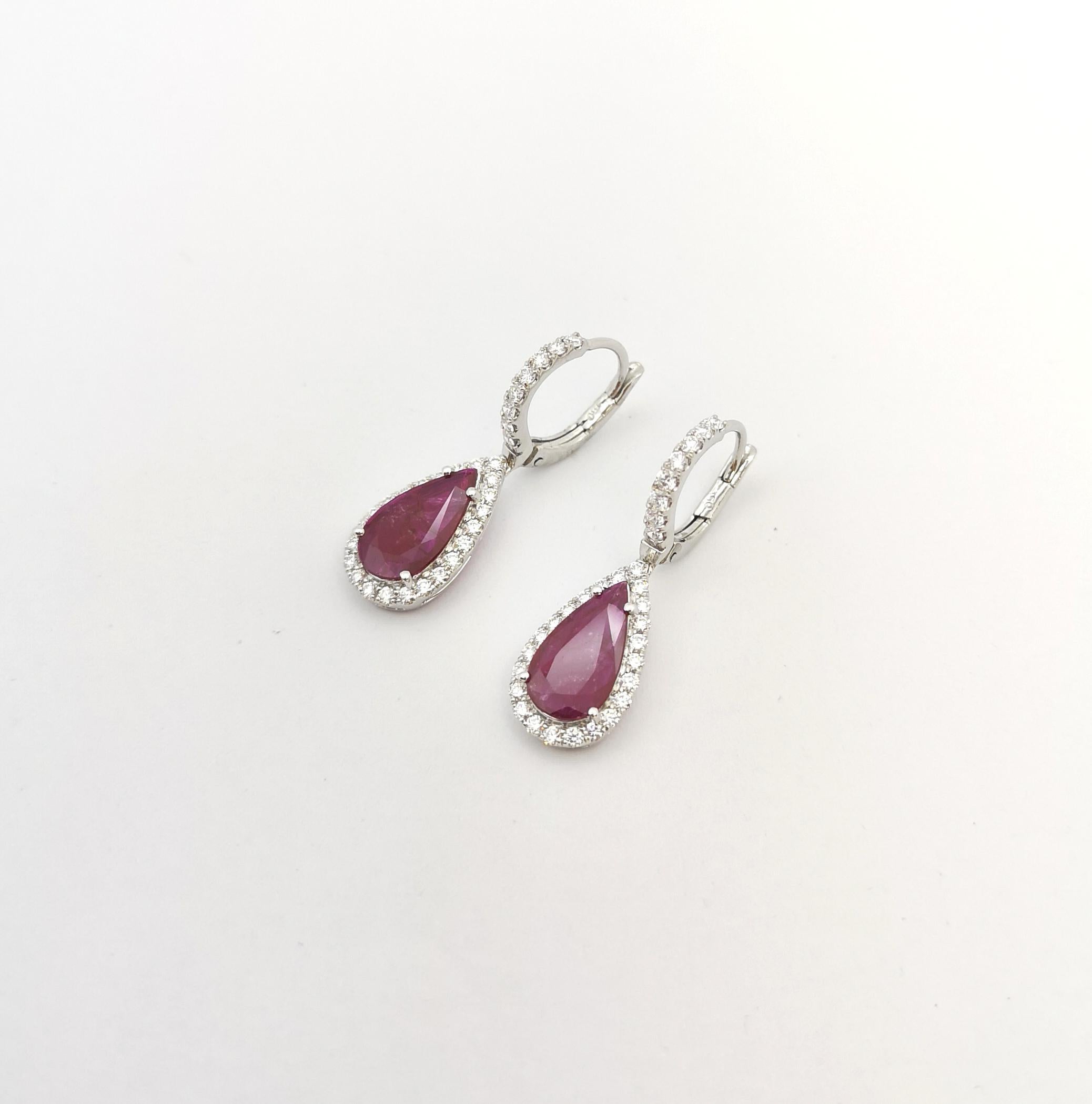 Ruby with Diamond Earrings set in 18K White Gold Settings In New Condition For Sale In Bangkok, TH