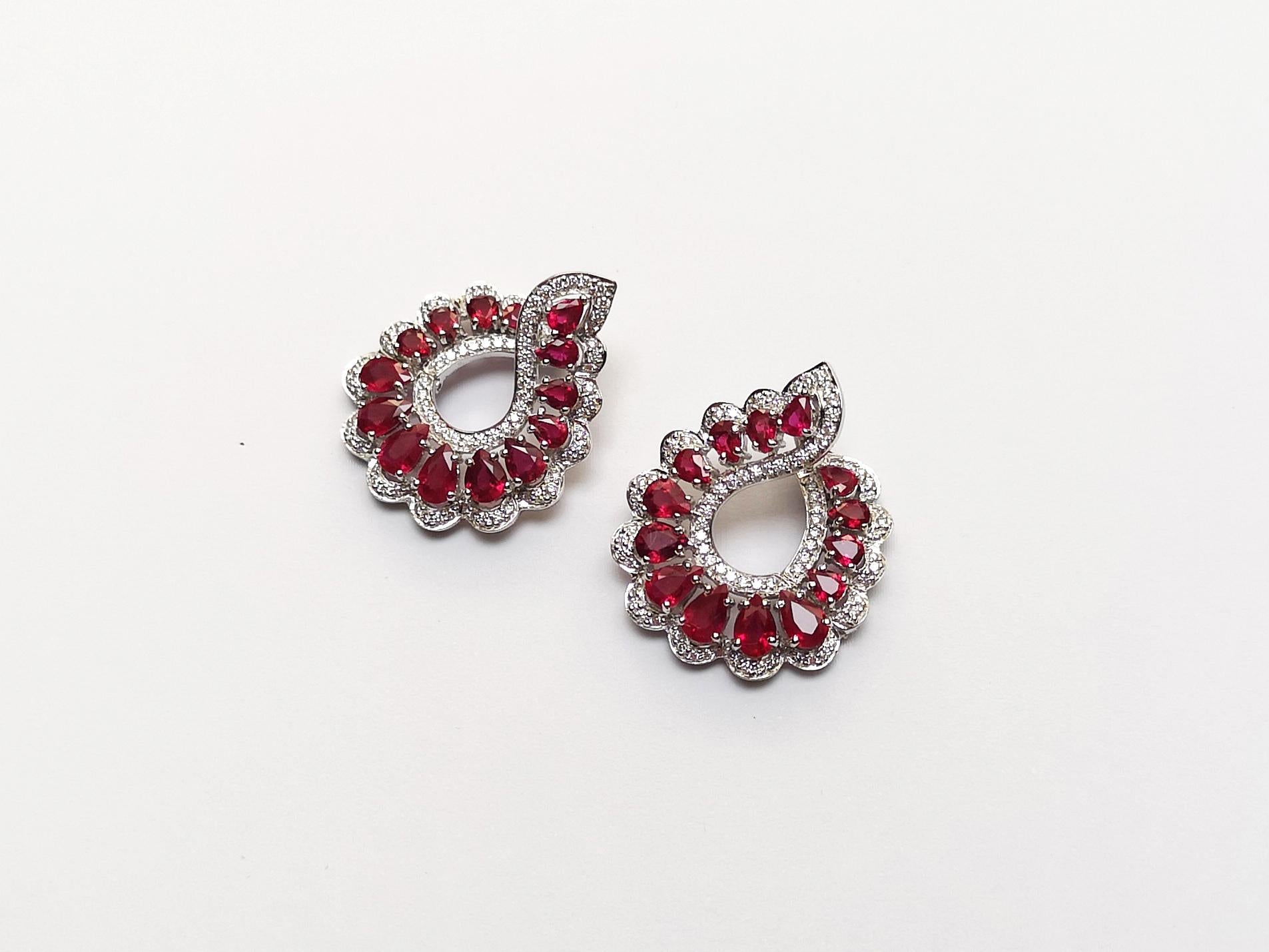 Boucles d'oreilles en or blanc 18 carats serties de rubis et de diamants en vente 1