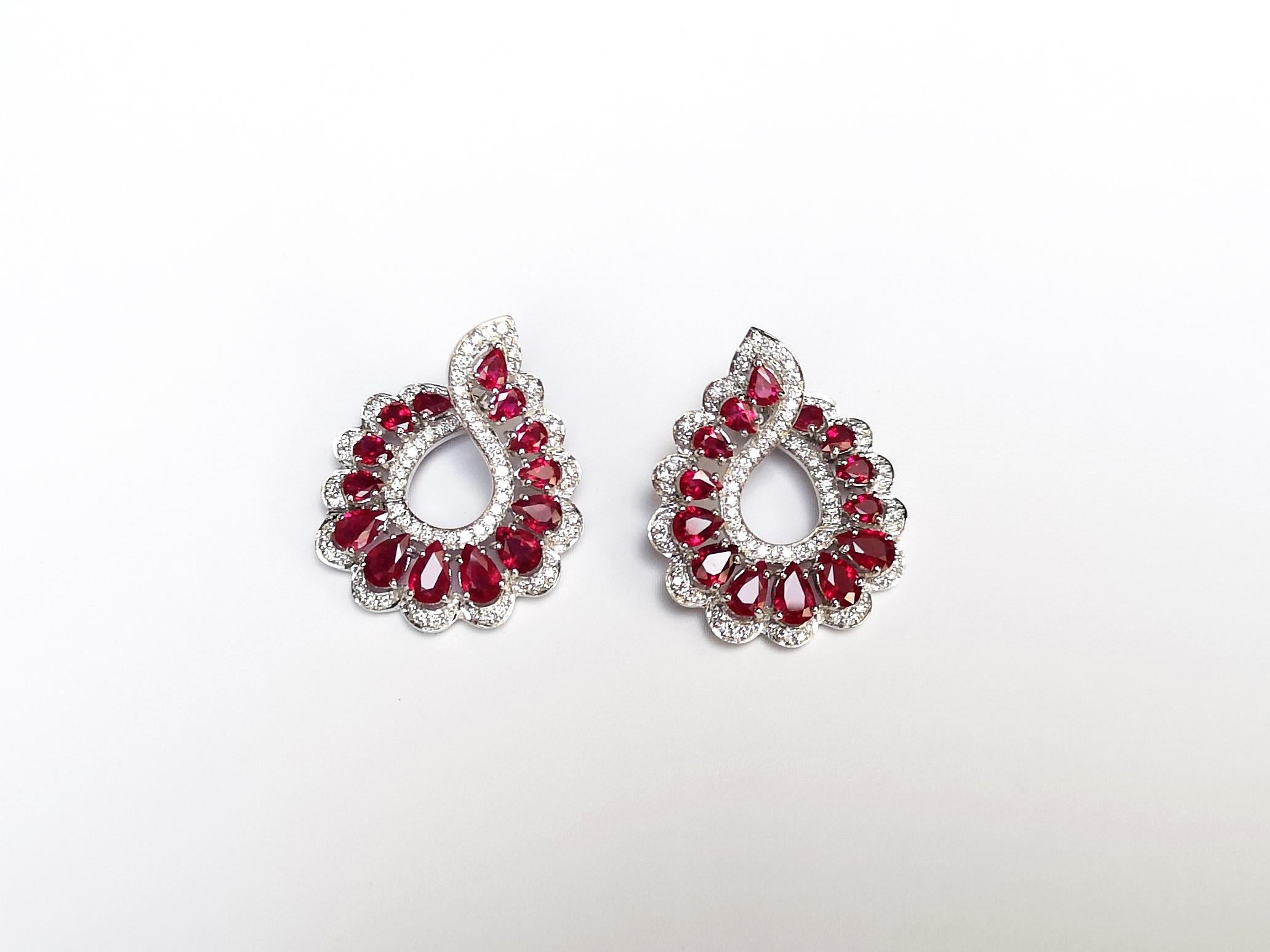 Boucles d'oreilles en or blanc 18 carats serties de rubis et de diamants en vente 2