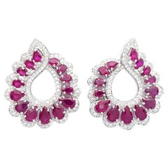 Boucles d'oreilles en or blanc 18 carats serties de rubis et de diamants