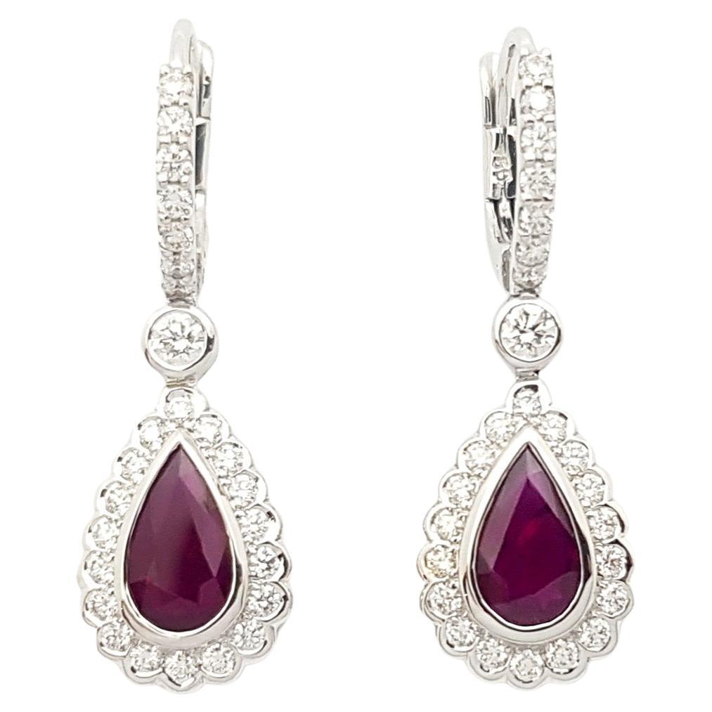 Boucles d'oreilles en or blanc 18 carats serties de rubis et de diamants en vente