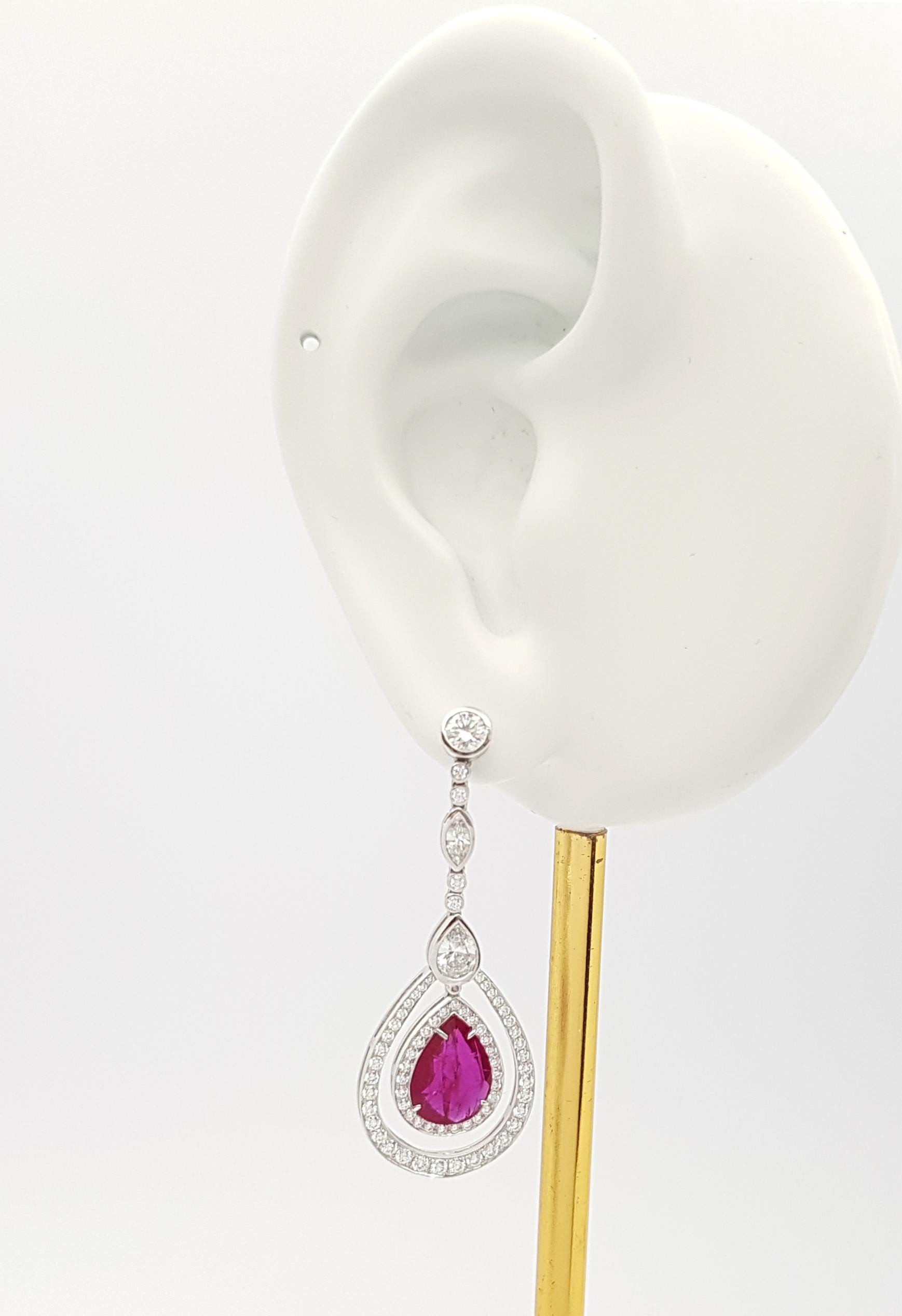 Orecchini con rubino di 3,20 carati e diamante di 0,90 carati con montatura in platino 950

Larghezza: 1.5 cm 
Lunghezza: 4.1 cm
Peso totale: 10,13 grammi

