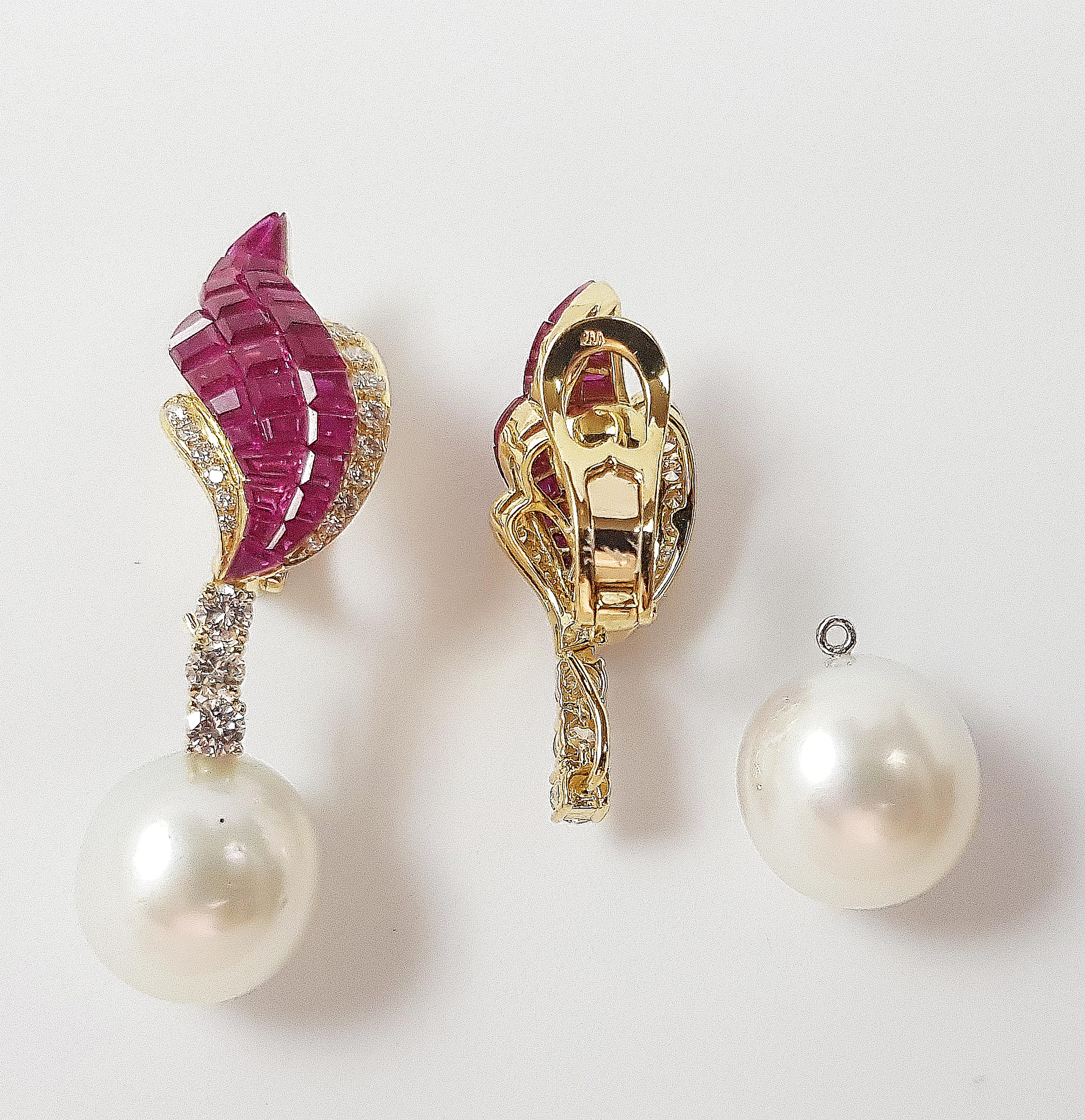 Rubin- und Diamant-Ohrringe mit abnehmbarer Südseeperle in 18 Karat Goldfassung (Zeitgenössisch) im Angebot