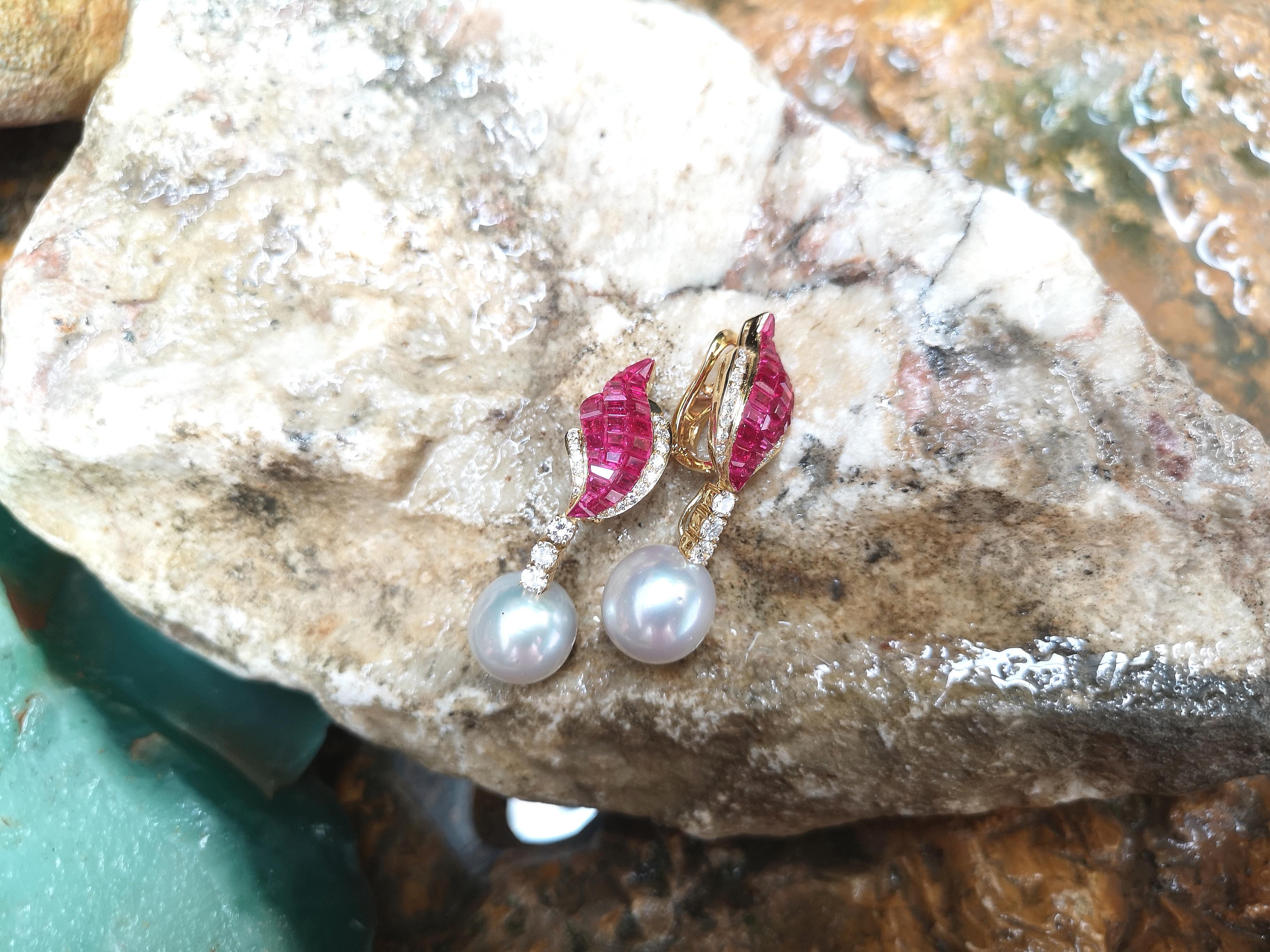 Orecchini di rubino e diamanti con perla dei mari del sud staccabile in montatura d'oro 18 carati In condizioni Nuovo in vendita a Bangkok, TH