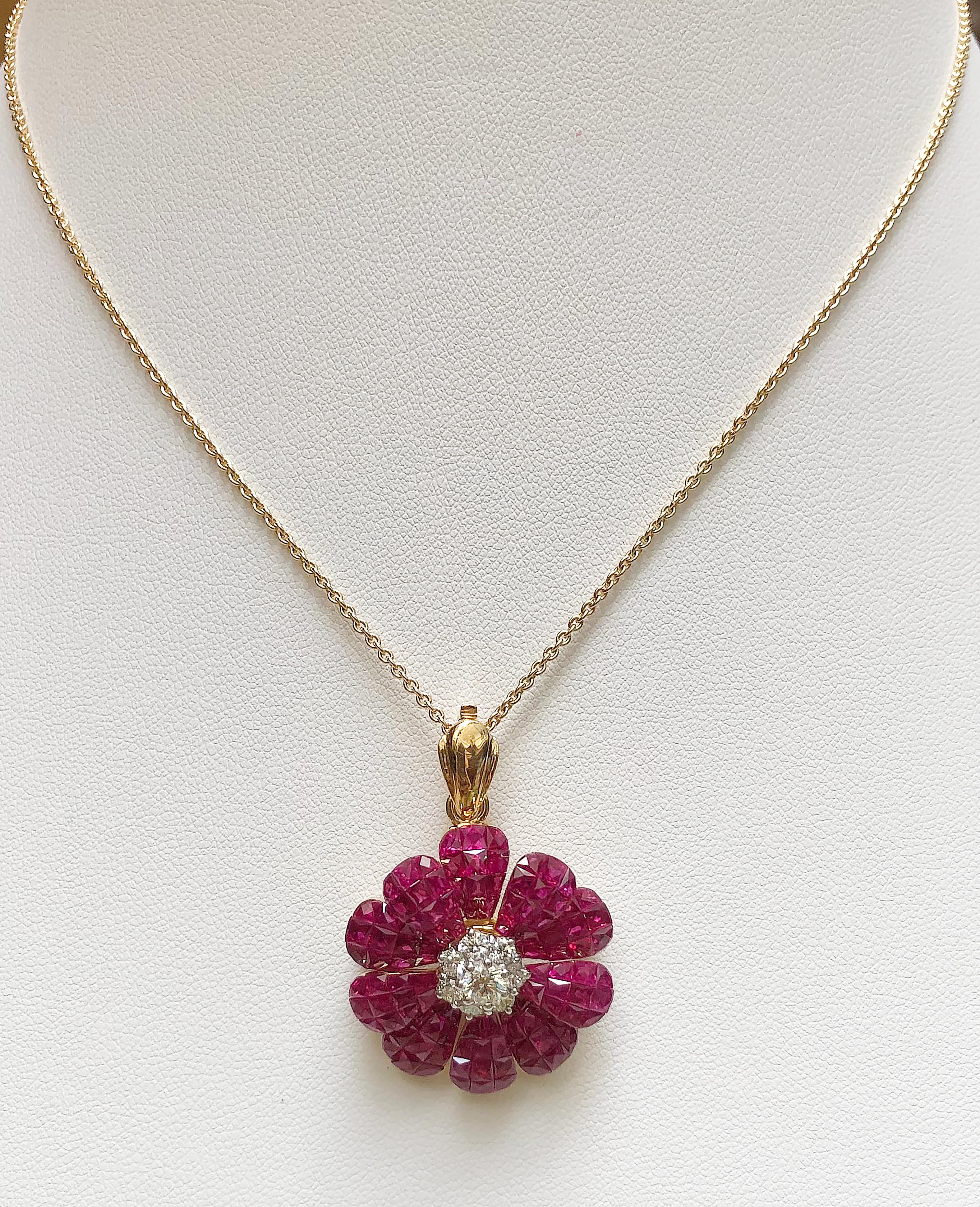 Broche/pendentif en rubis de 9,33 carats et diamant de 0,71 carat dans une monture en or 18 carats
(chaîne non incluse)

Largeur : 2,7 cm
Longueur : 3,8 cm 

