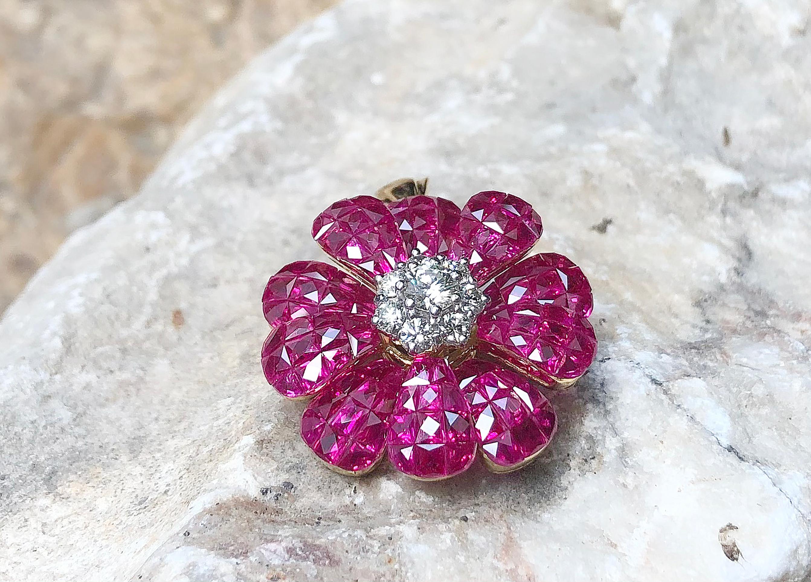 Contemporain Broche/pendentif en forme de fleur en or 18 carats sertie d'un rubis et de diamants en vente