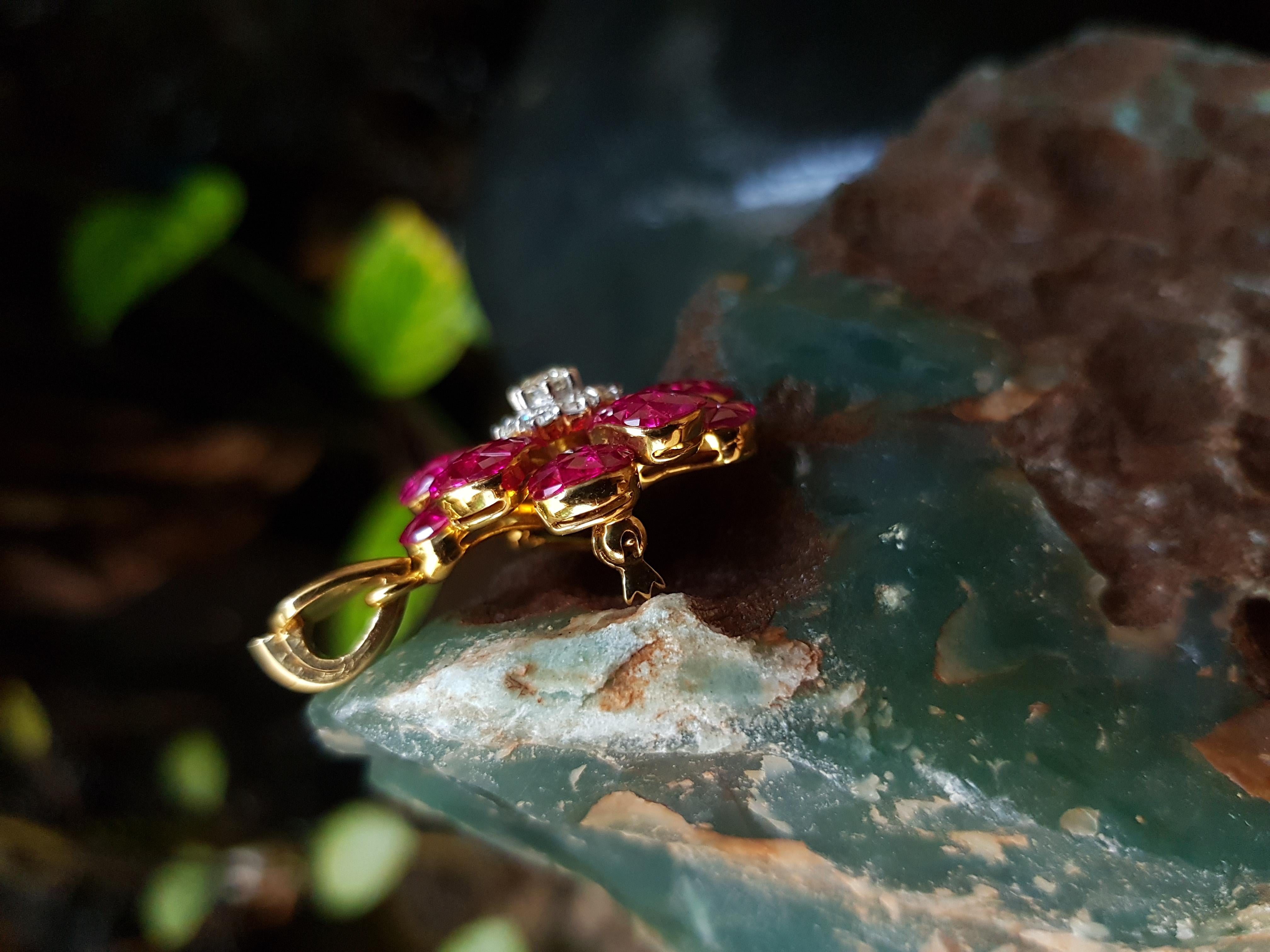 Taille carrée Broche/pendentif en forme de fleur en or 18 carats sertie d'un rubis et de diamants en vente