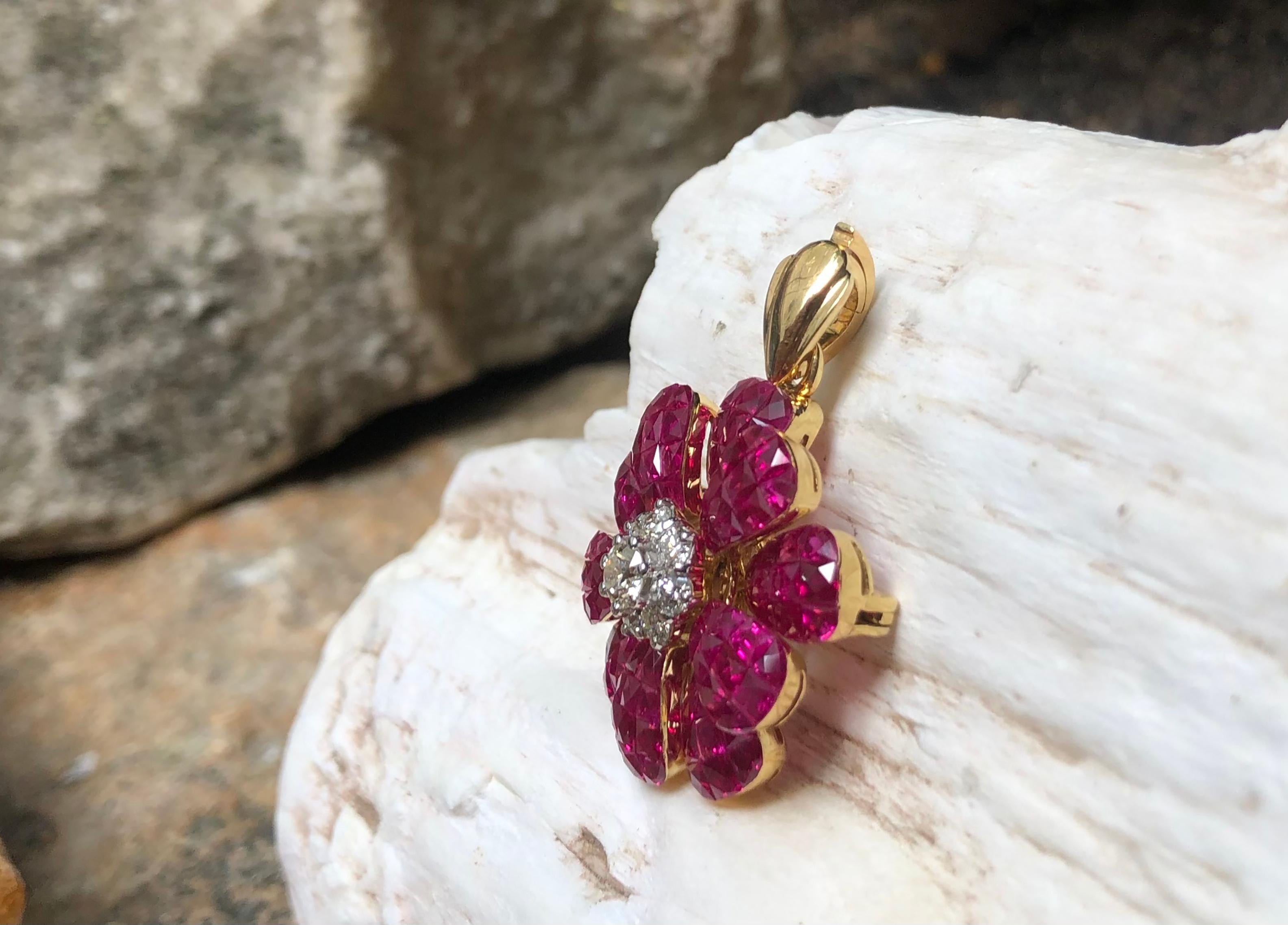 Spilla/pendente con fiore di rubino e diamante in oro 18 carati In condizioni Nuovo in vendita a Bangkok, TH