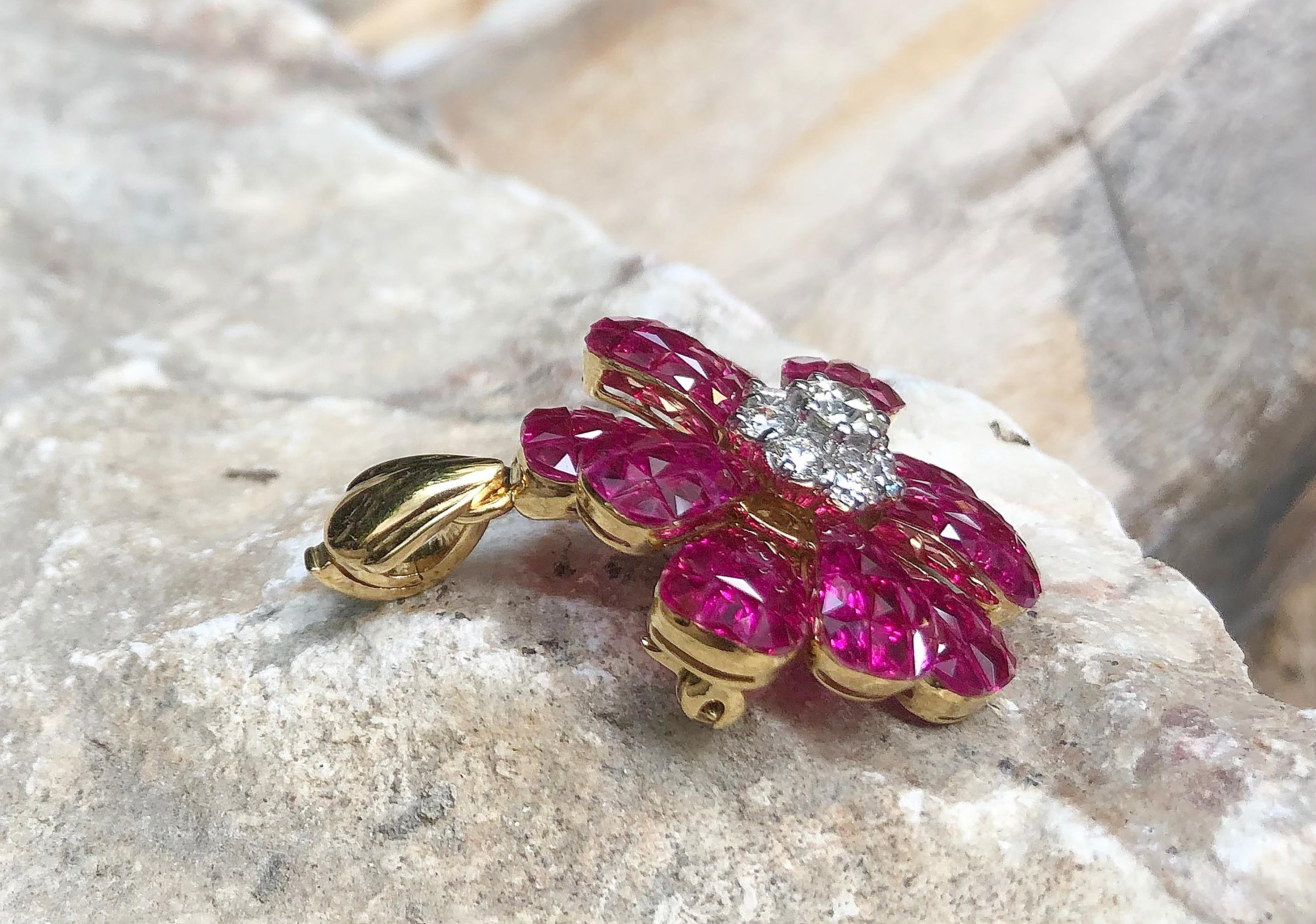 Donna Spilla/pendente con fiore di rubino e diamante in oro 18 carati in vendita