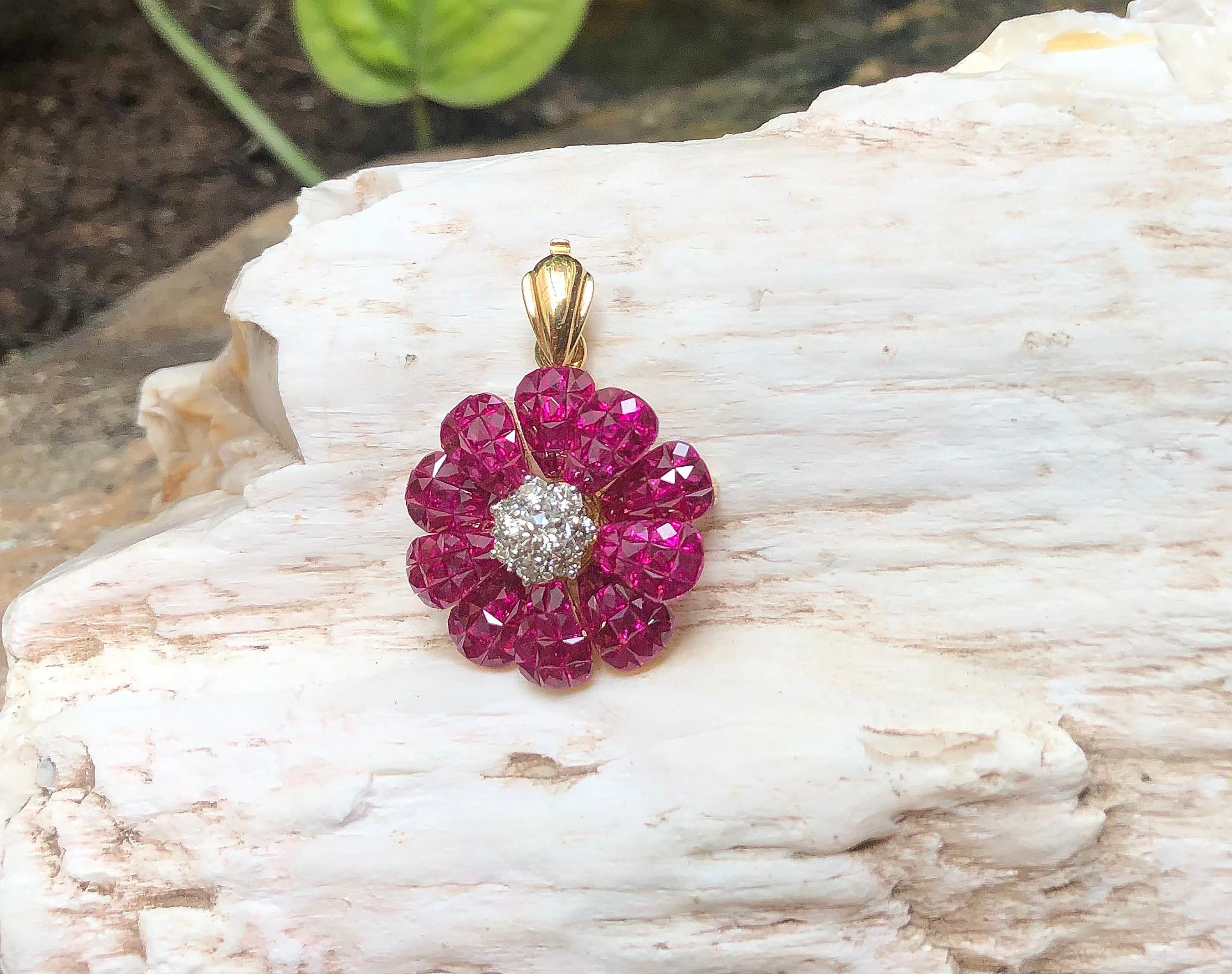 Broche/pendentif en forme de fleur en or 18 carats sertie d'un rubis et de diamants en vente 2