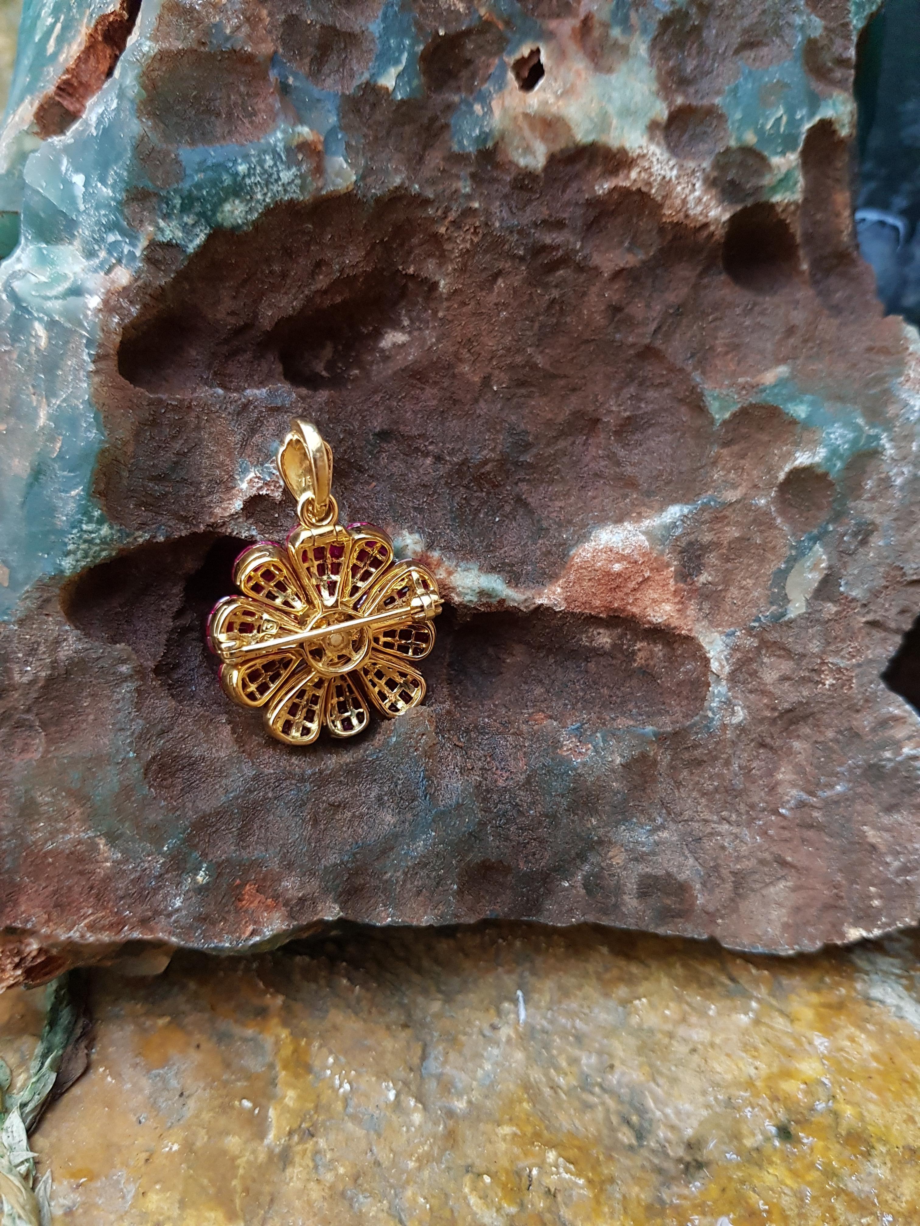 Broche/pendentif en forme de fleur en or 18 carats sertie d'un rubis et de diamants en vente 3