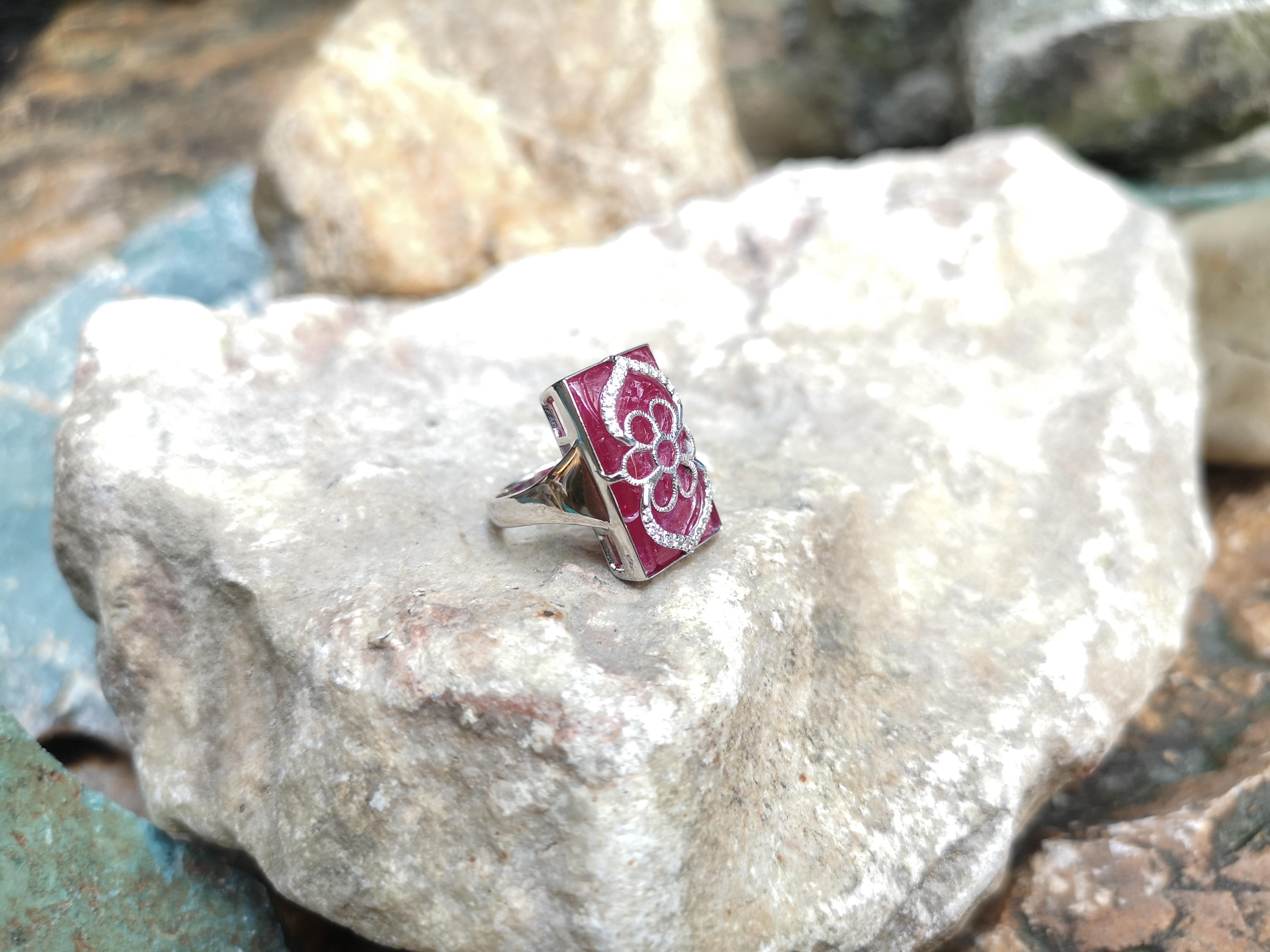 Ruby with Diamond Flower Motif Ring Set in 18 Karat White Gold Settings In New Condition For Sale In Bangkok, TH