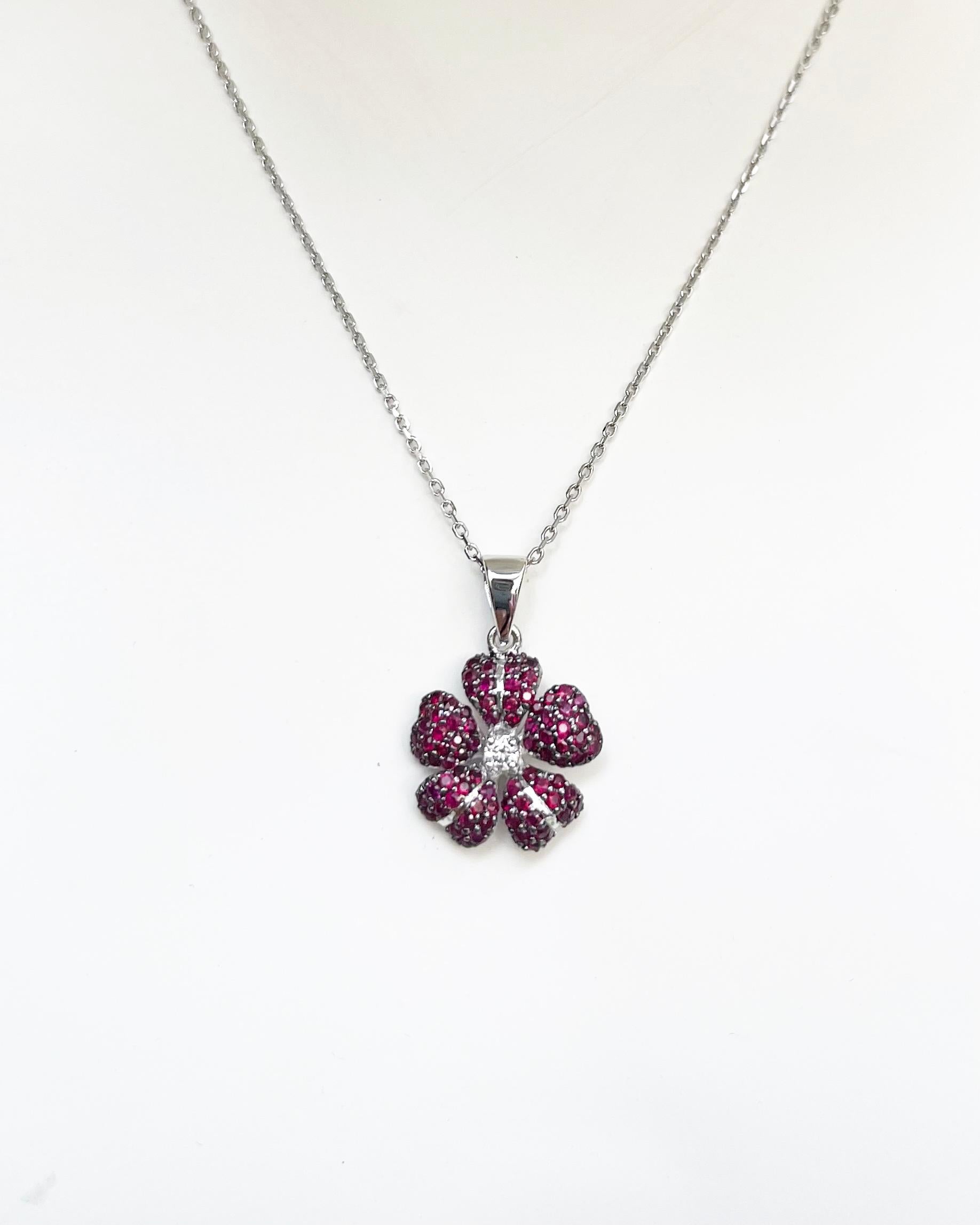 Ciondolo con rubino da 0,86 carati e diamante da 0,06 carati con montatura in oro bianco 18 carati
(catena non inclusa)

Larghezza: 1.4 cm 
Lunghezza: 2.2 cm
Peso totale: 5.03 grammi

