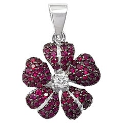 Colgante Flor de Rubí con Diamante engastado en Oro Blanco de 18K