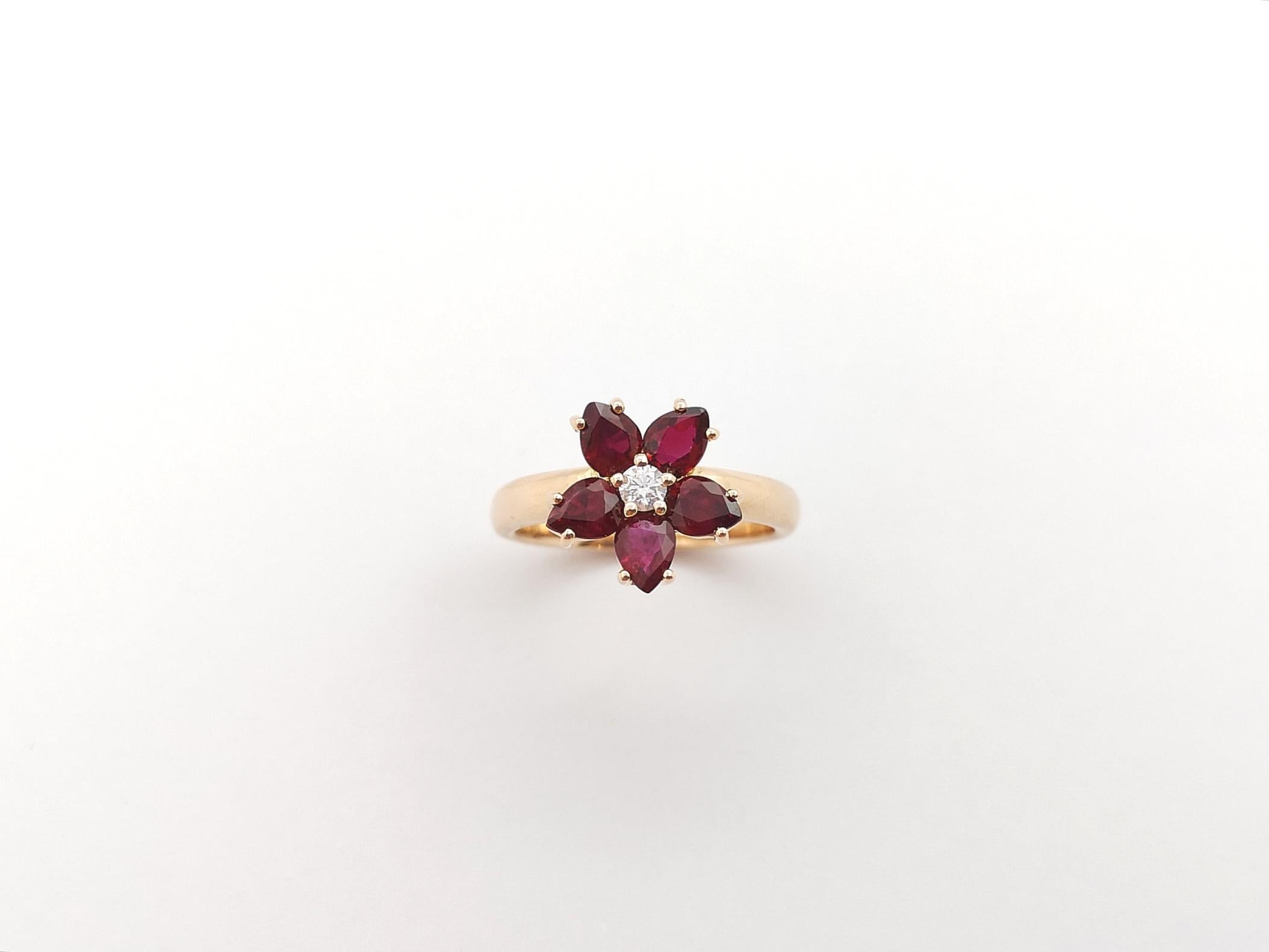 Anello con rubino e fiore di diamante con montatura in oro rosa 18 carati in vendita 5