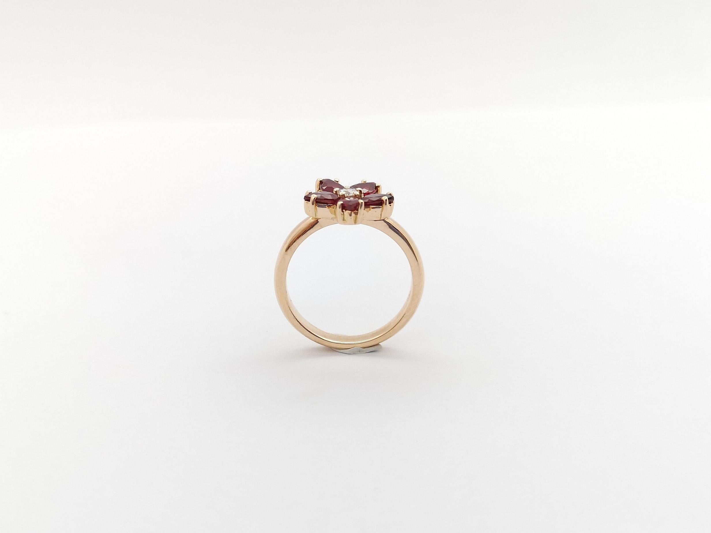 Anello con rubino e fiore di diamante con montatura in oro rosa 18 carati in vendita 8