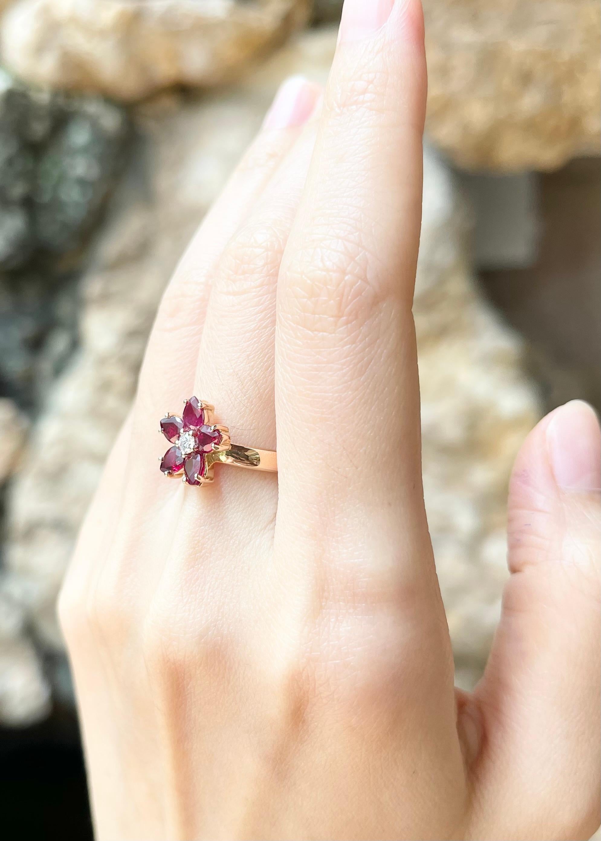 Ruby with Diamond Flower Ring set in 18K Rose Gold Settings In New Condition For Sale In Bangkok, TH