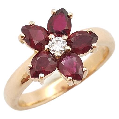 Bague fleur en or rose 18 carats sertie de rubis et de diamants