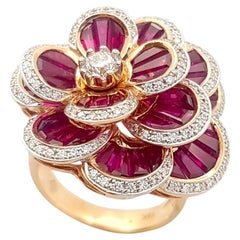 Bague fleur en or rose 18 carats sertie de rubis et de diamants