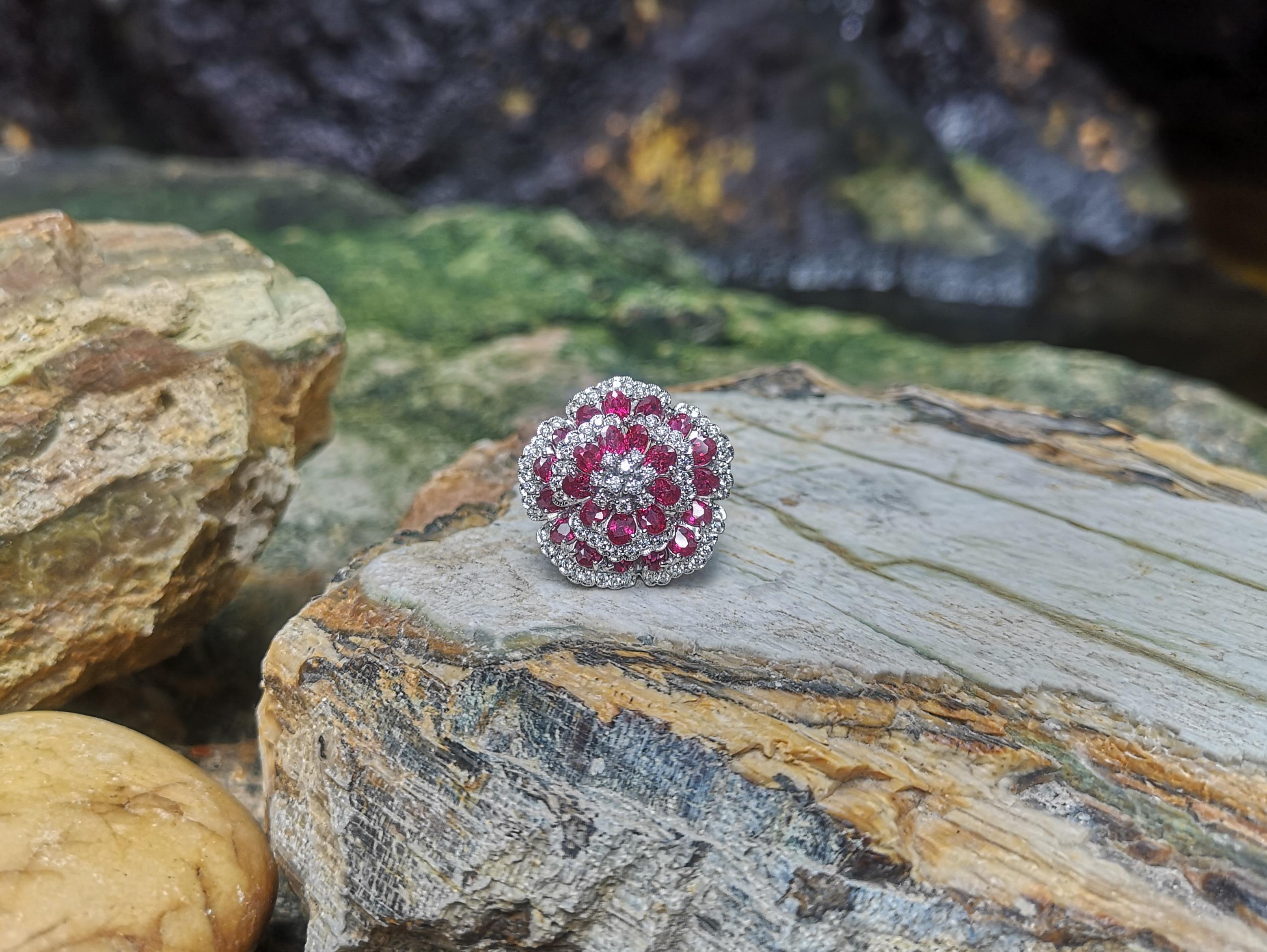 Ruby with Diamond Flower Ring set in 8 Karat White Gold Settings In New Condition For Sale In Bangkok, TH