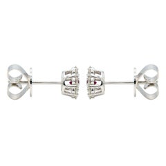 Tachuelas de rubí con halo de diamantes