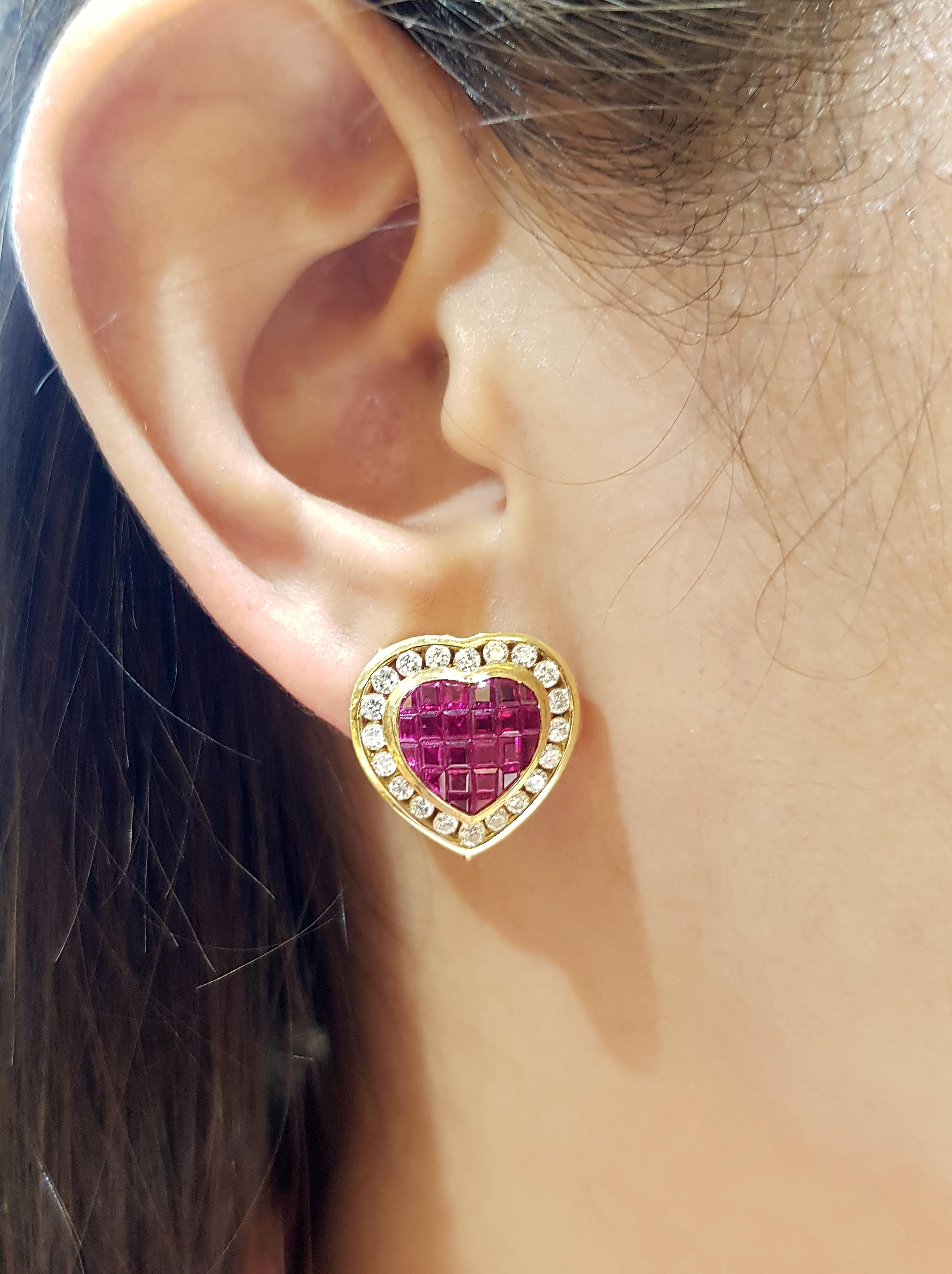 Orecchini con rubino di 4,37 carati e diamante di 1,0 carati con montatura in oro 18 carati

Larghezza:  1.6 cm 
Lunghezza: 1.7 cm
Peso totale: 9.86 grammi

