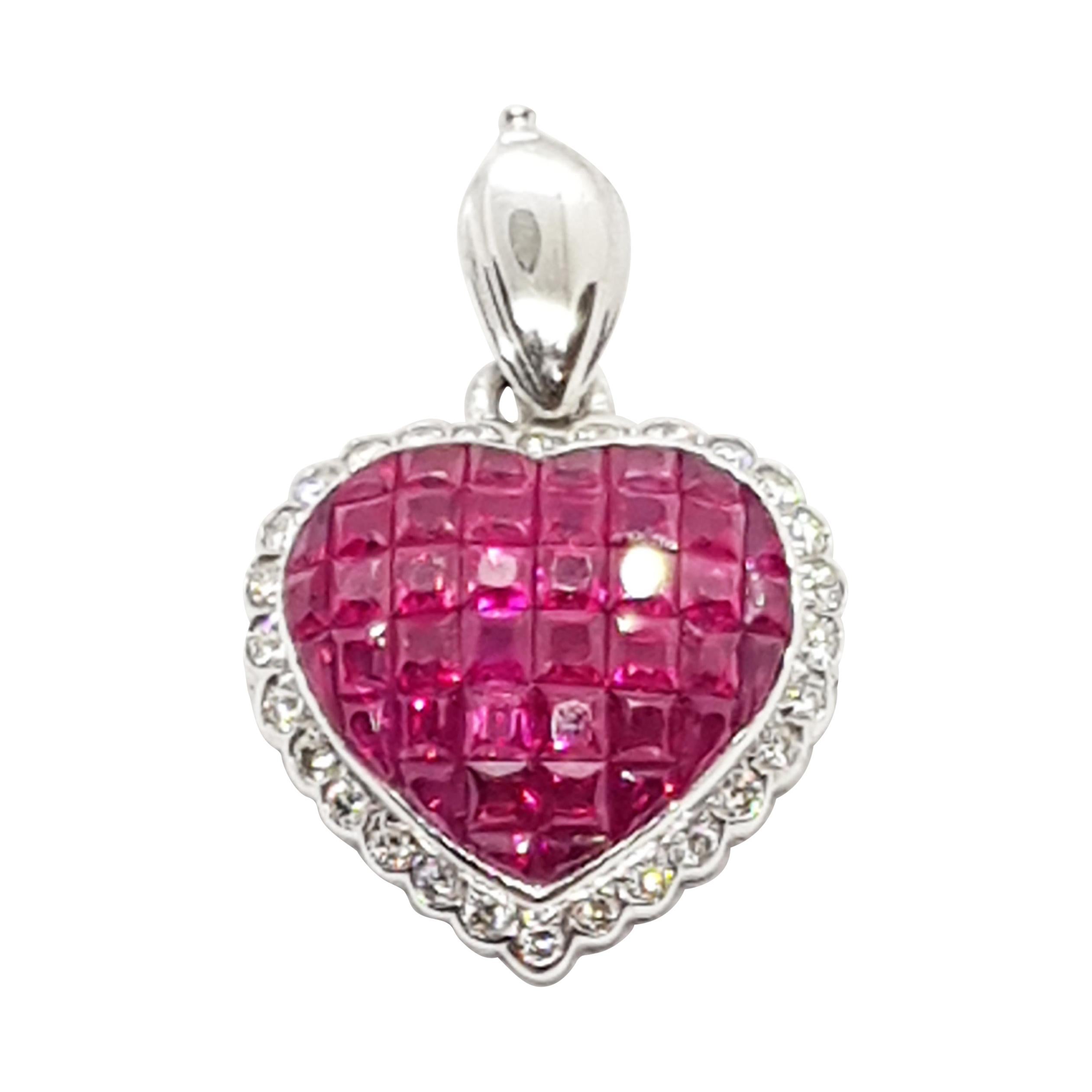 Colgante de rubí con diamantes en forma de corazón, engastado en oro blanco de 18 quilates en venta