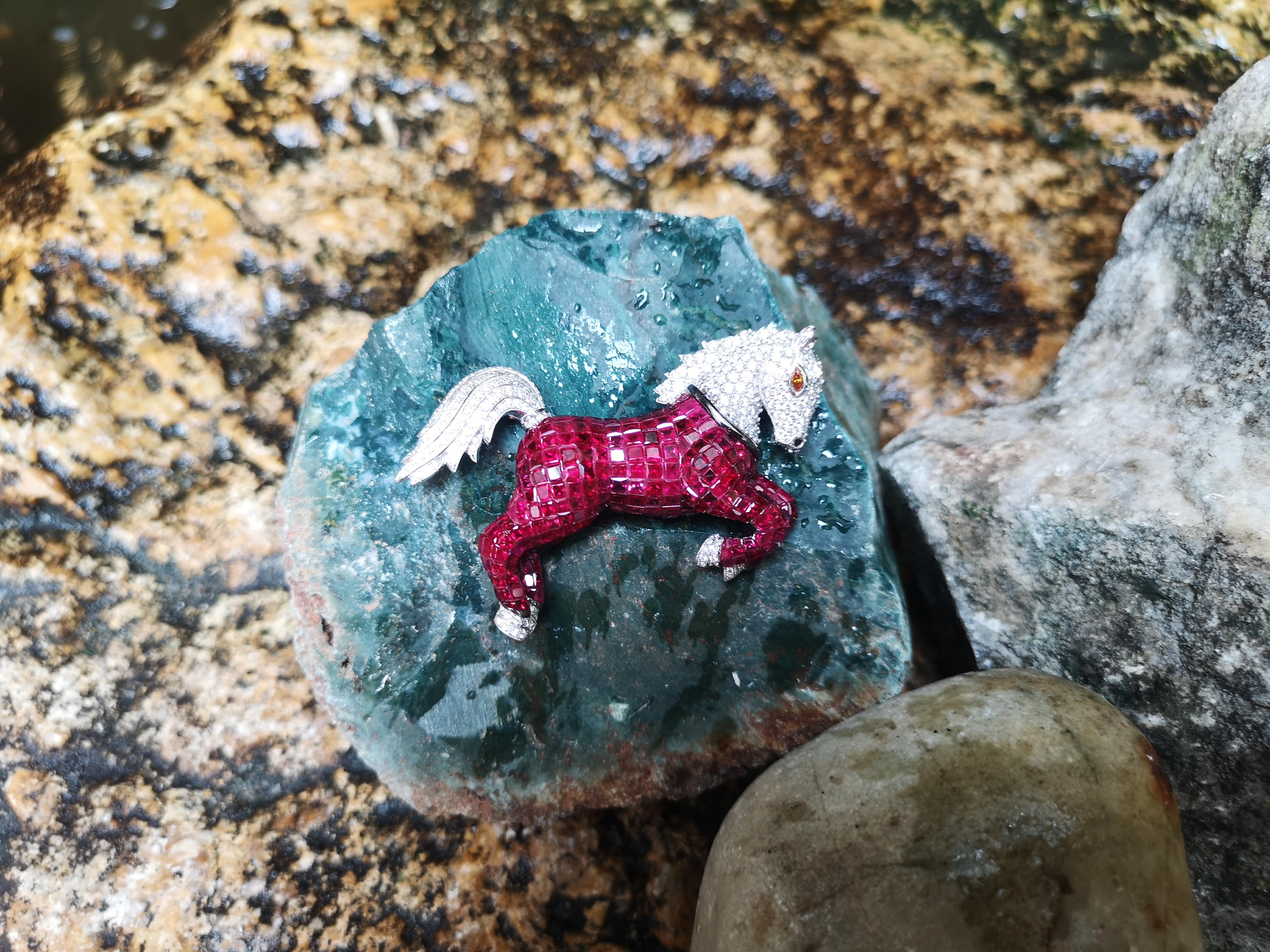 Broche/Colgante de rubí con diamantes en oro blanco de 18 quilates Contemporáneo en venta