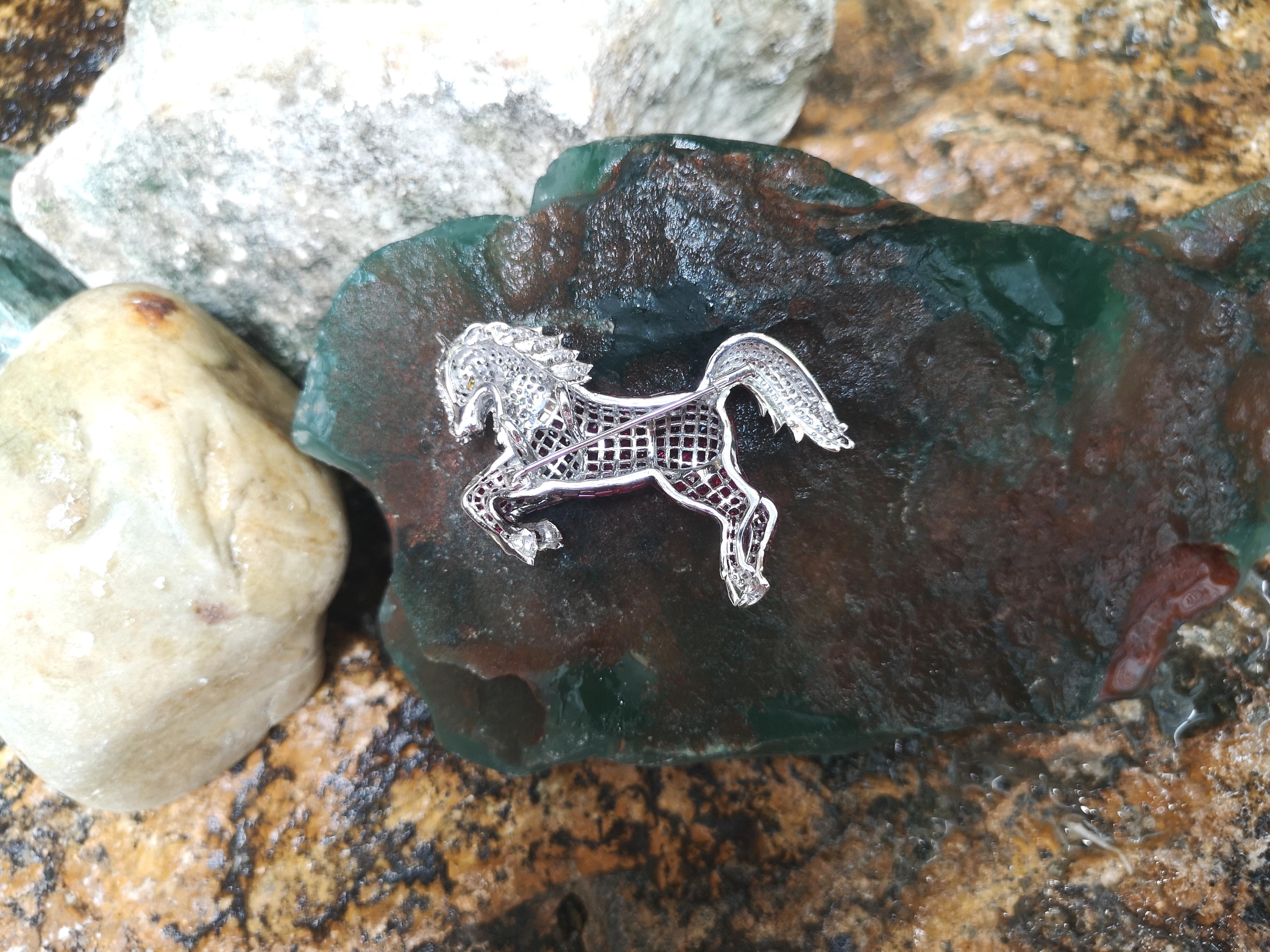 Broche/pendentif cheval en or blanc 18 carats sertie de rubis et de diamants en vente 1