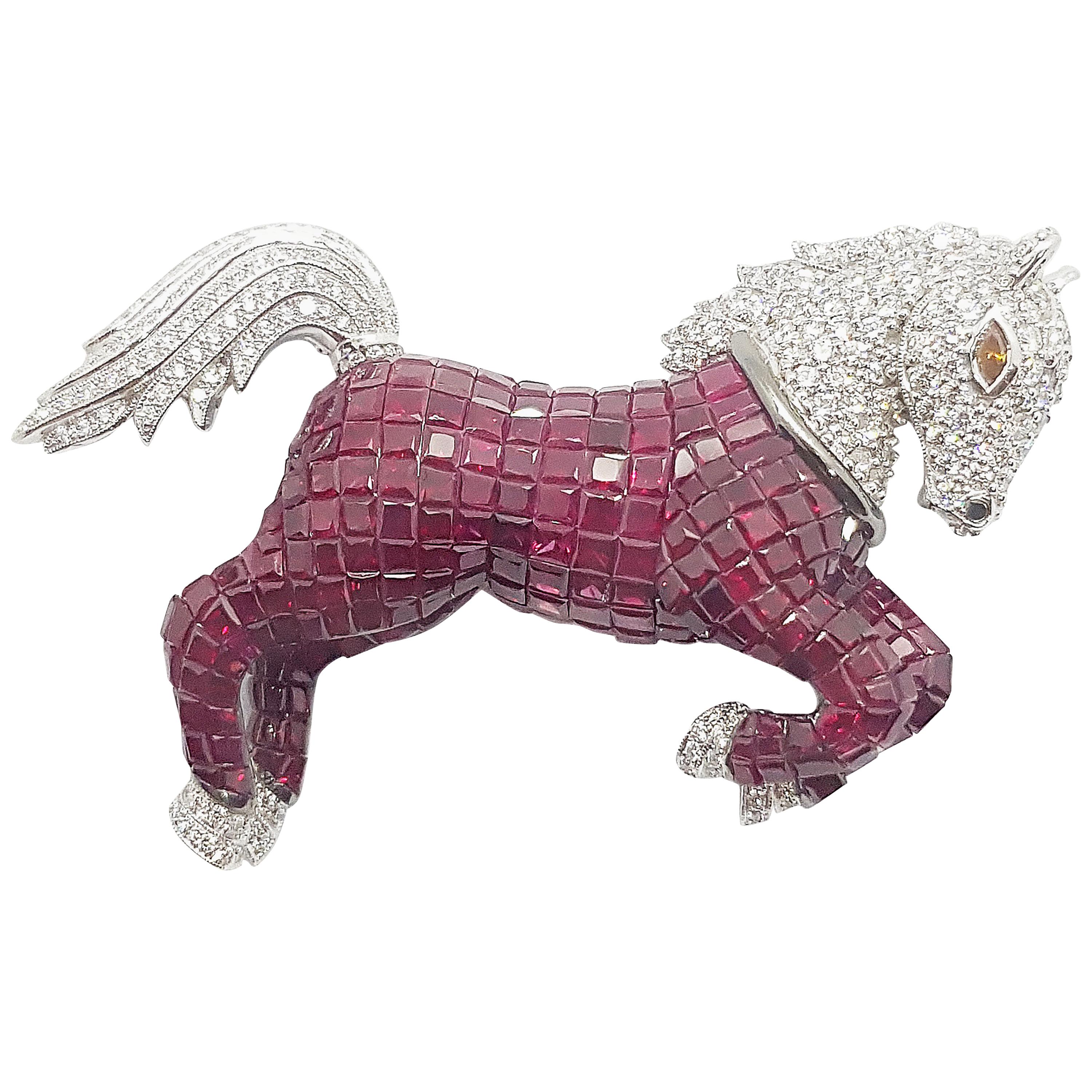 Broche/pendentif cheval en or blanc 18 carats sertie de rubis et de diamants