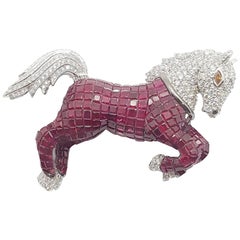 Horse Brosche/Anhänger mit Rubin und Diamant in 18 Karat Weißgold-Fassung