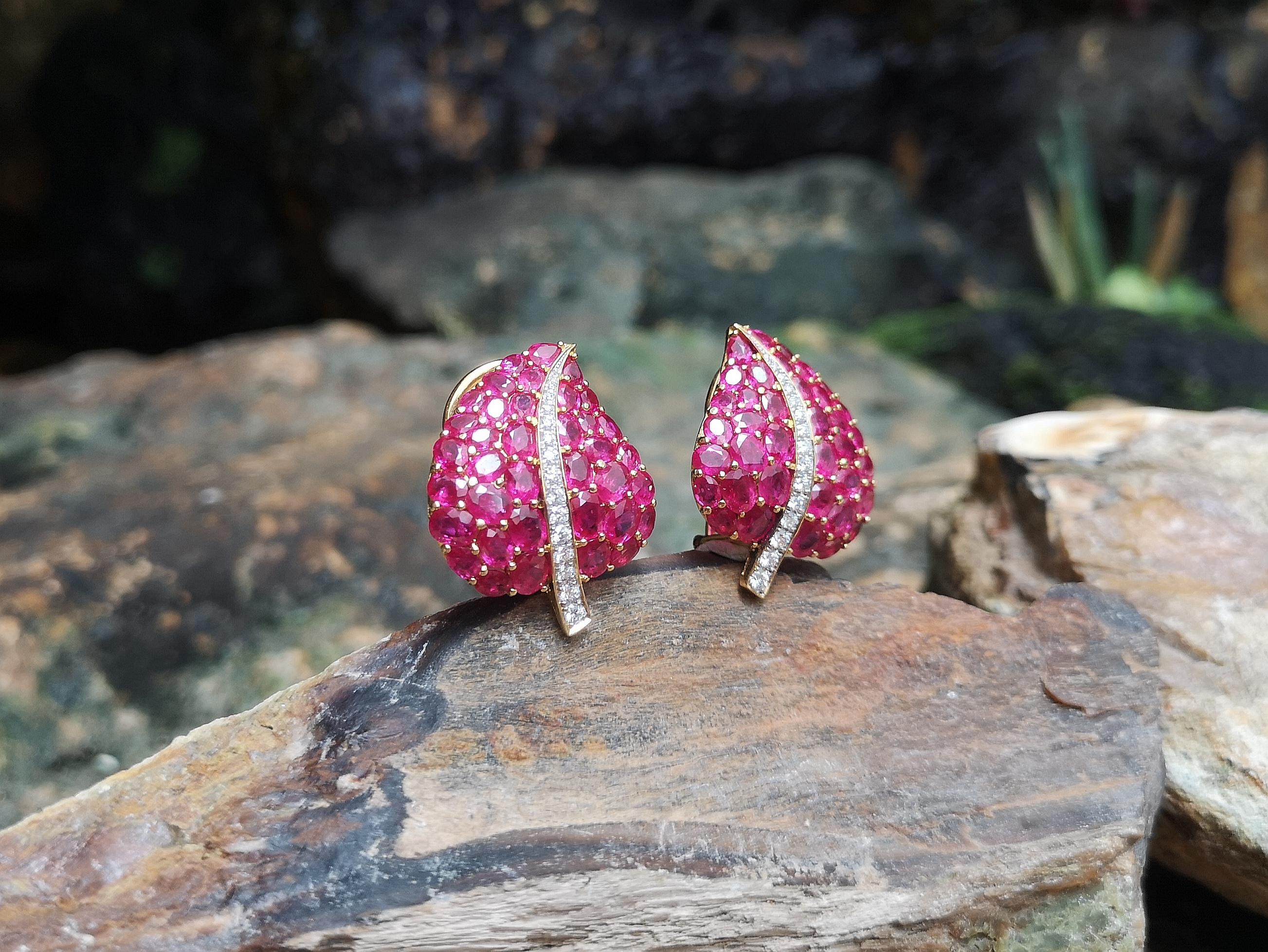 Contemporaneo Orecchini con rubino e foglie di diamante con montatura in oro 18 carati in vendita