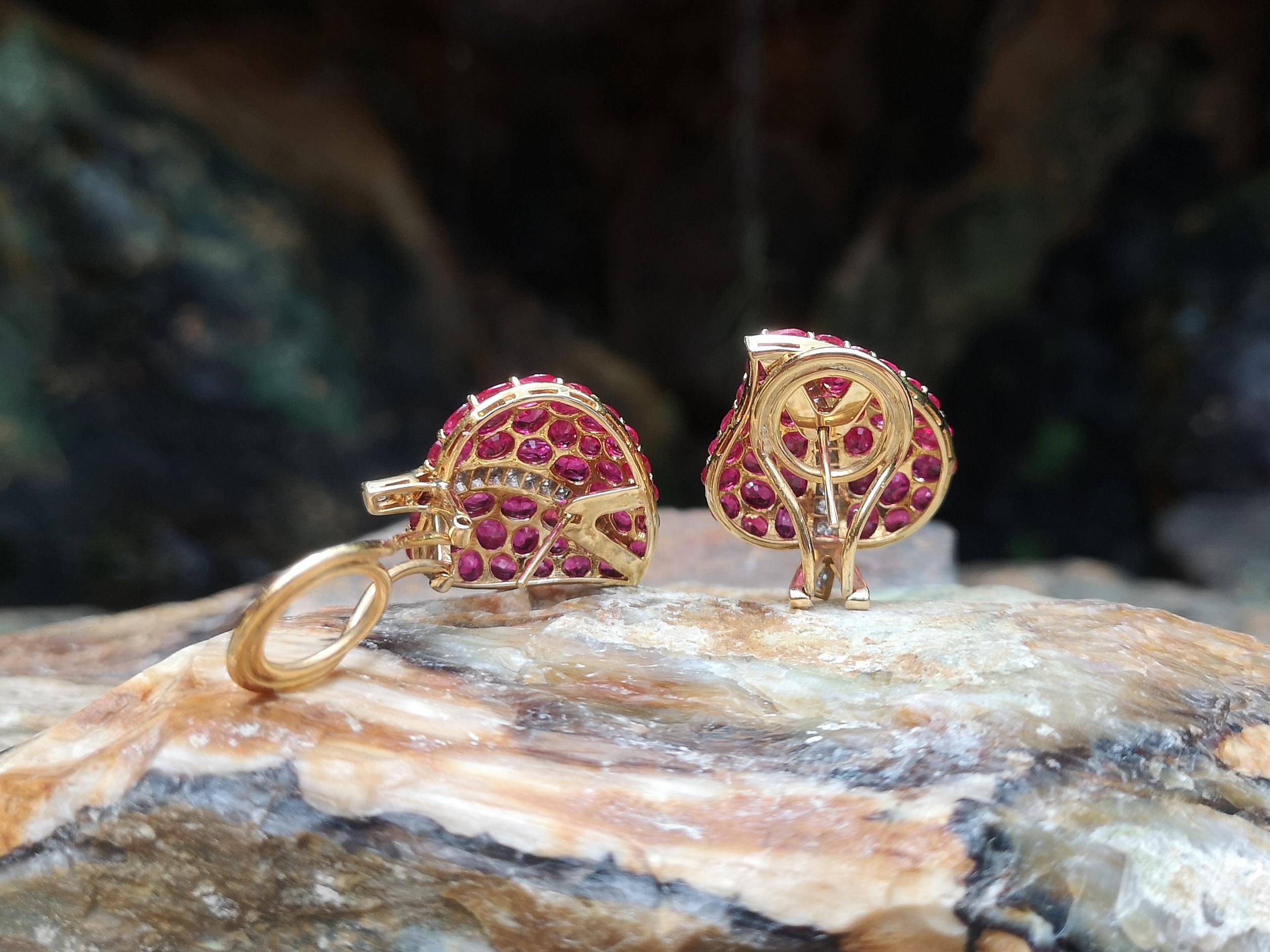 Orecchini con rubino e foglie di diamante con montatura in oro 18 carati in vendita 1