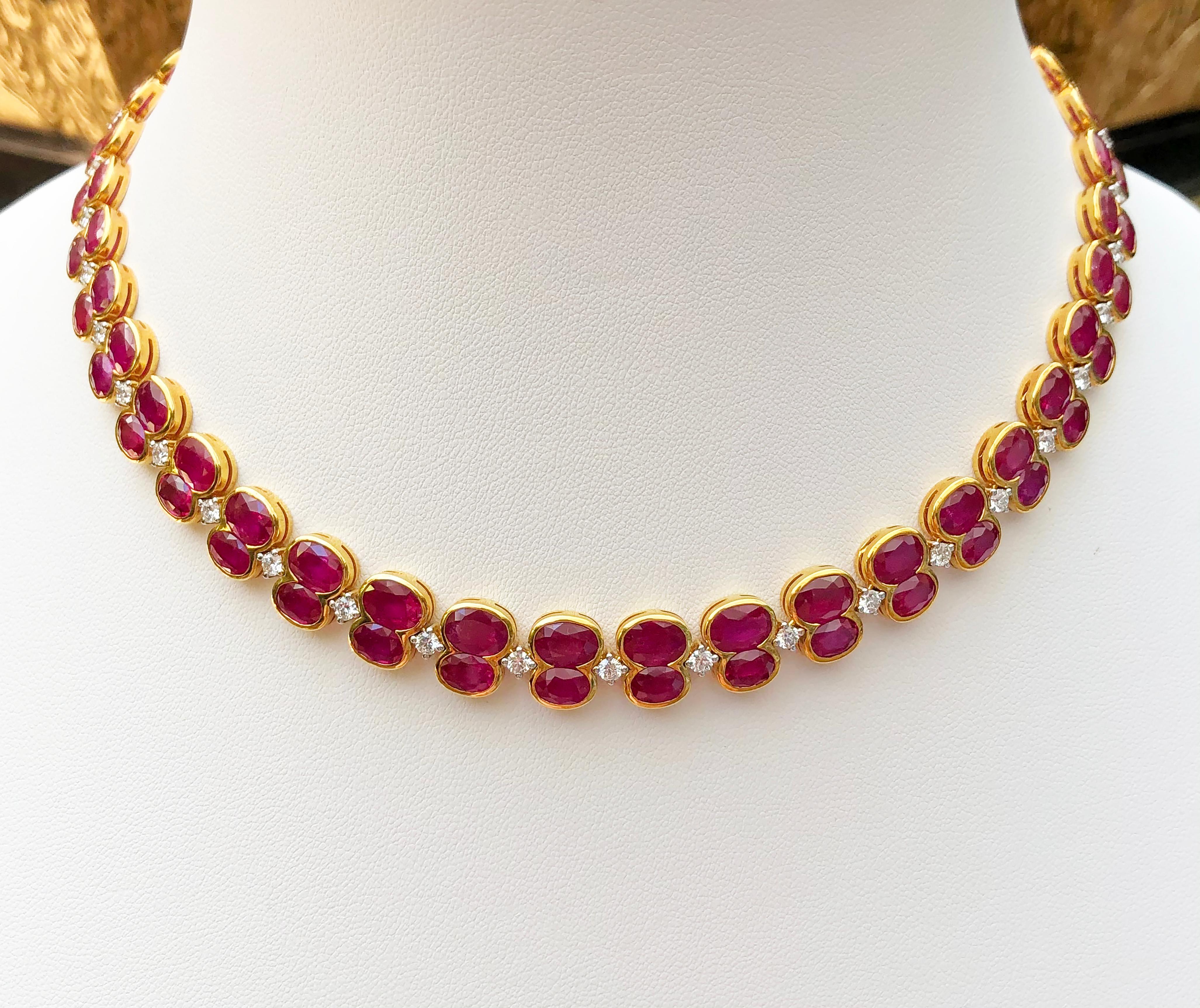 Contemporain Collier en rubis et diamants serti dans des montures en or 18 carats en vente