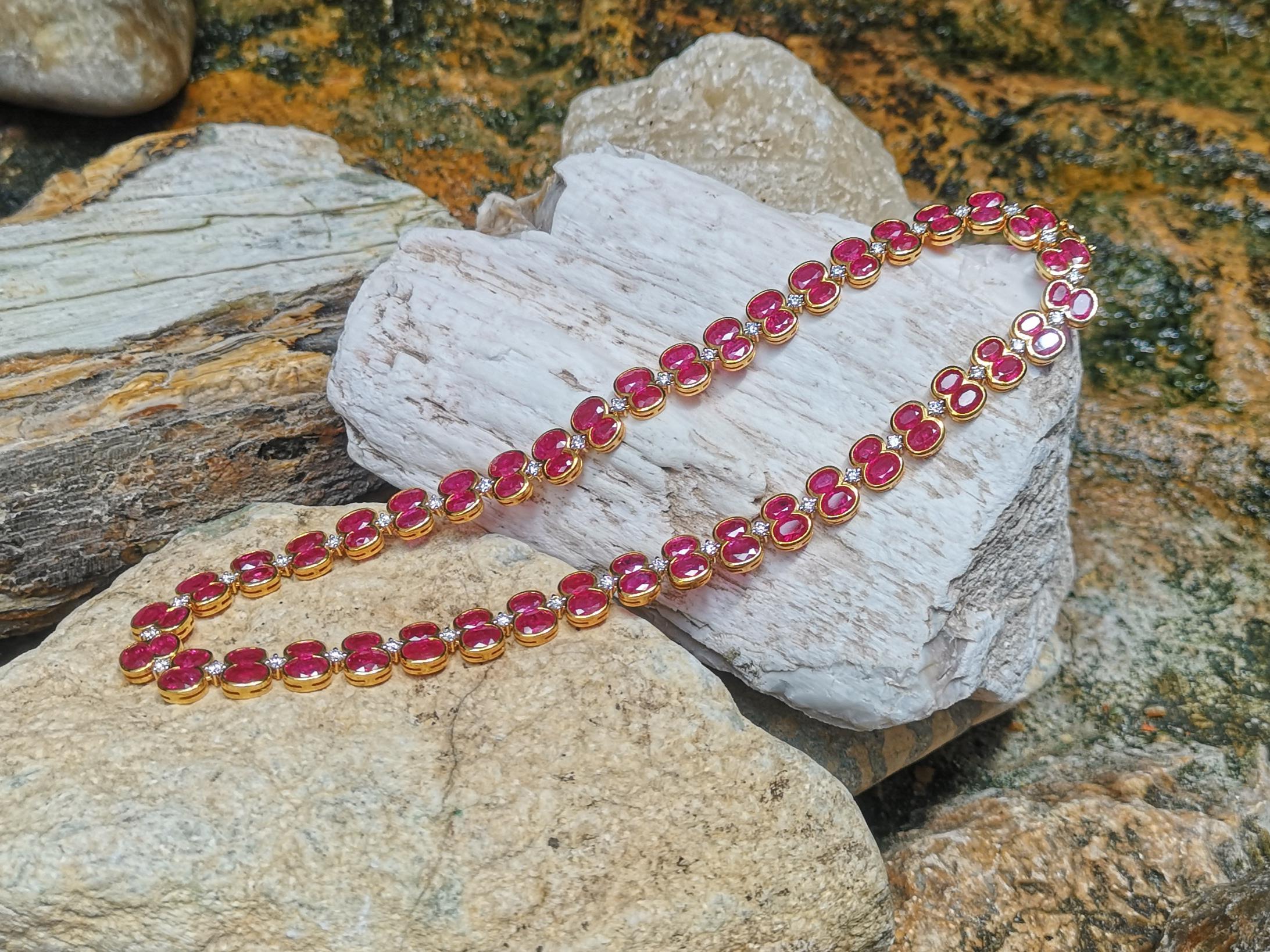 Taille ovale Collier en rubis et diamants serti dans des montures en or 18 carats en vente