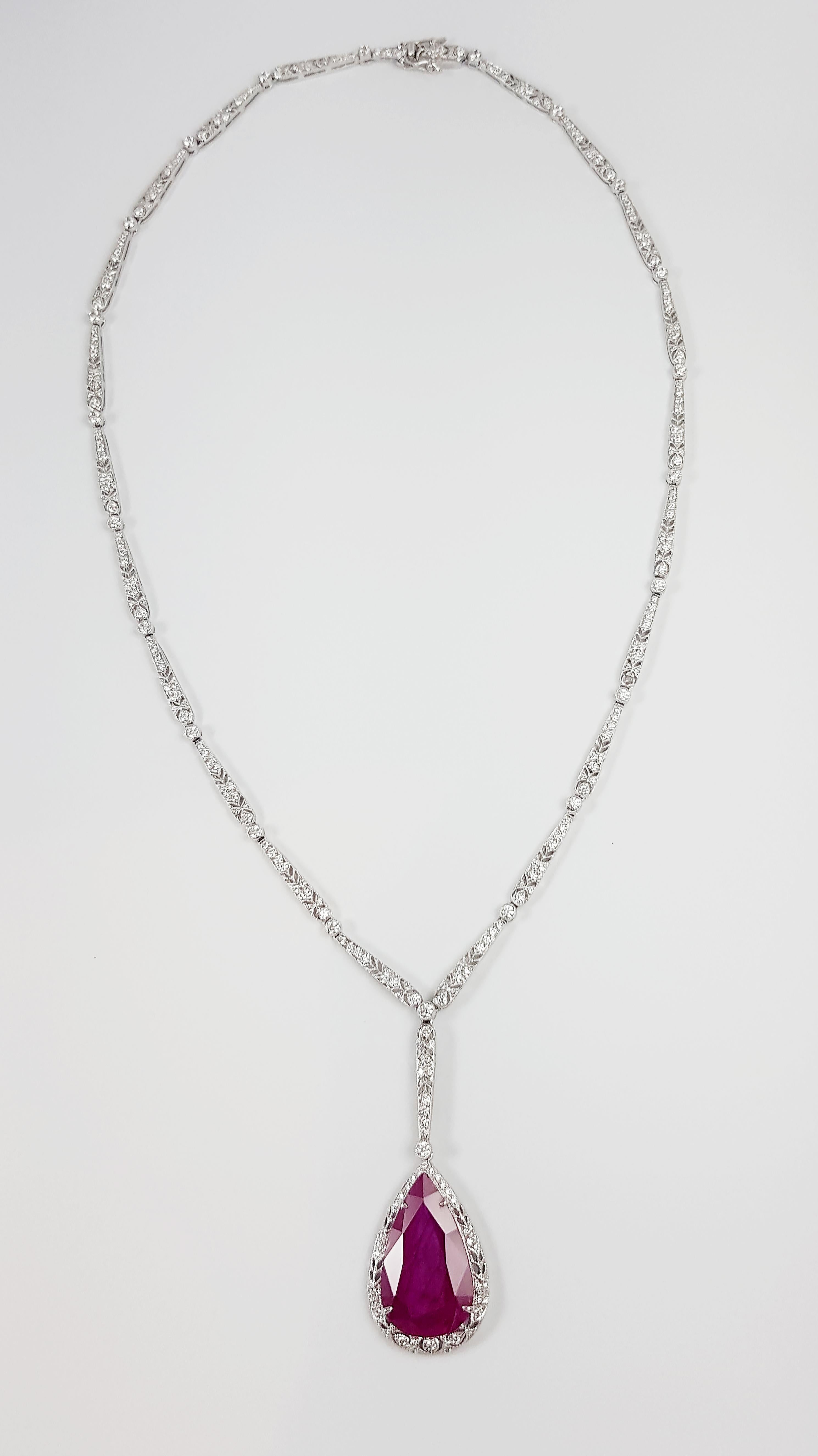 Rubin 9,23 Karat mit Diamant 2,77 Karat Halskette in 18 Karat Weißgold gefasst

Breite:  1.8 cm 
Länge: 49.0cm
Gesamtgewicht: 19,96 Gramm

