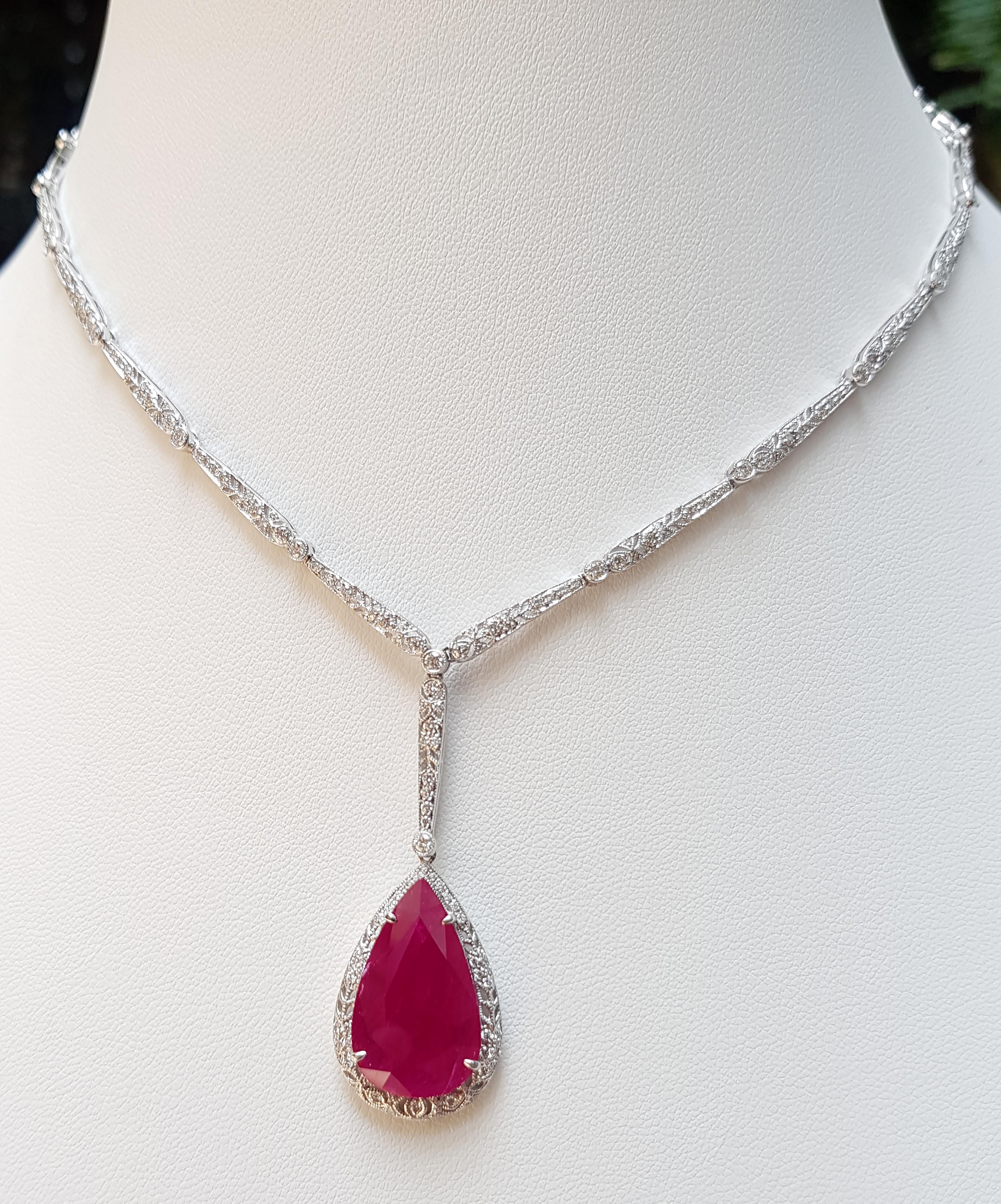 Art déco Collier en rubis et diamants serti dans des montures en or blanc 18 carats en vente