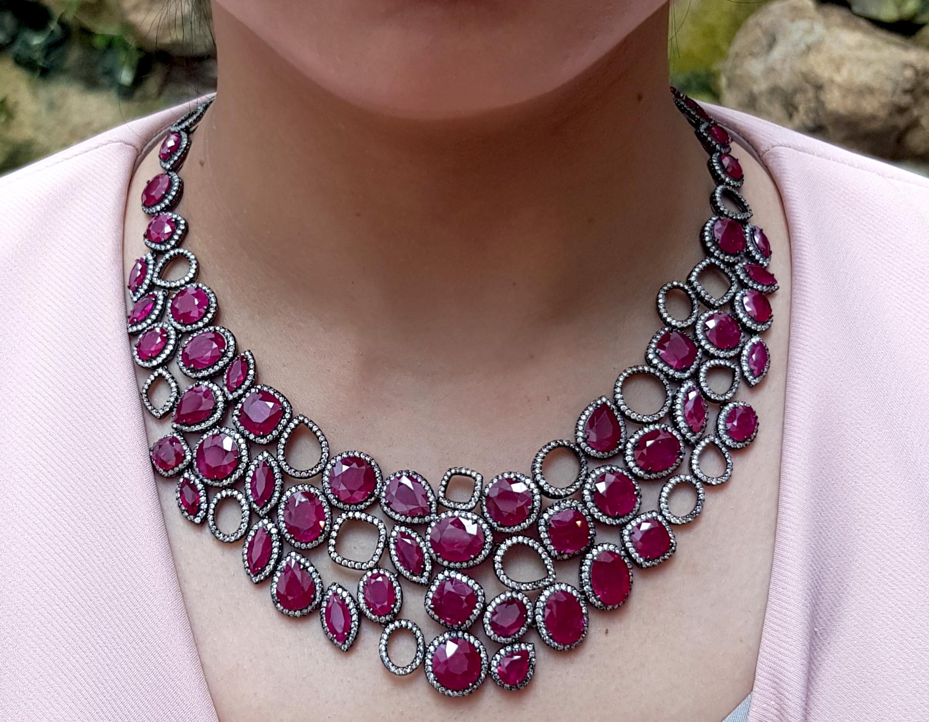 Rubis 105,39 carats et diamant 15,48 carats Collier en or blanc 18 carats

Largeur : 5.0 cm 
Longueur : 41,0 cm
Poids total : 132.22 grammes

