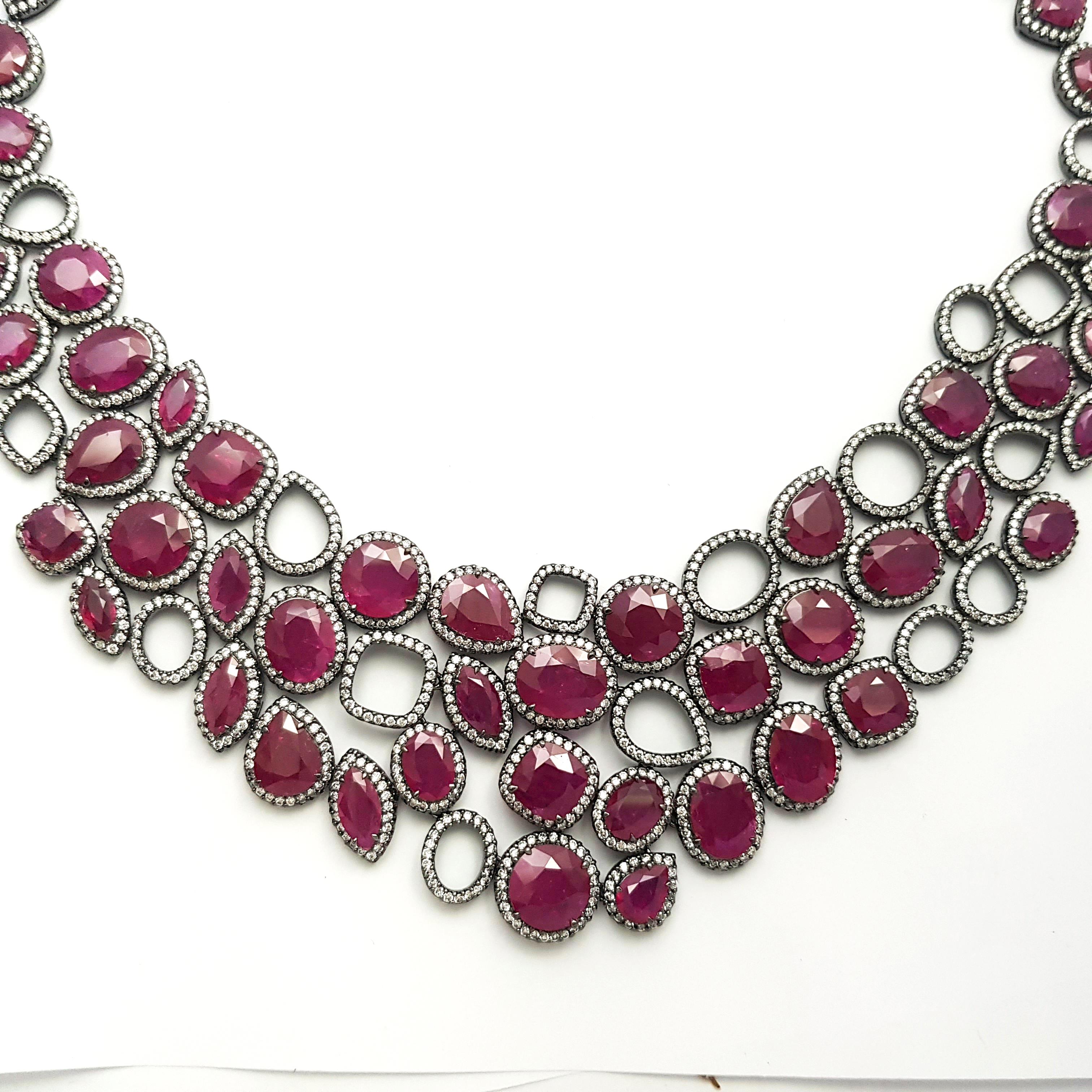 Contemporain Collier en or blanc 18 carats serti de rubis et de diamants en vente