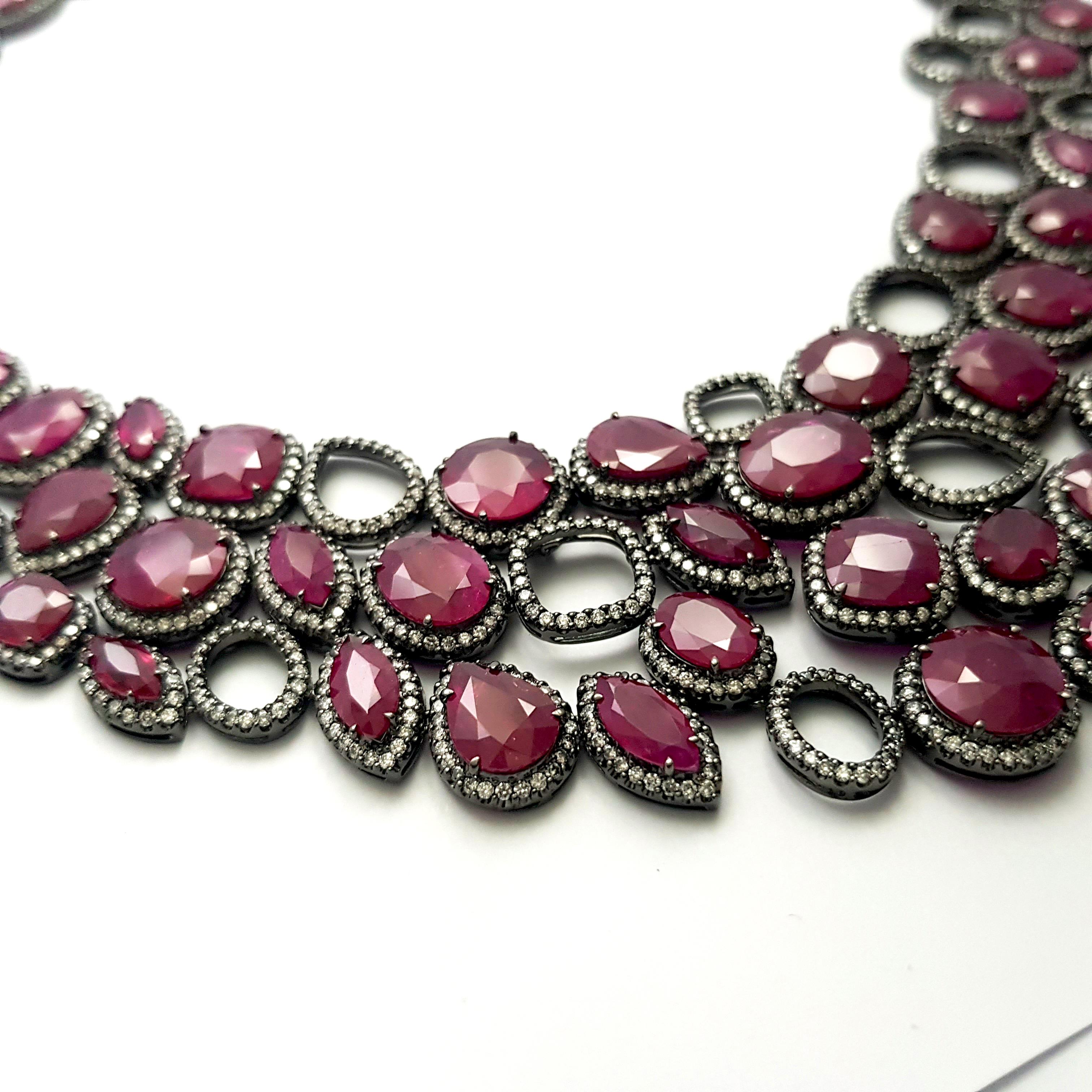 Taille mixte Collier en or blanc 18 carats serti de rubis et de diamants en vente