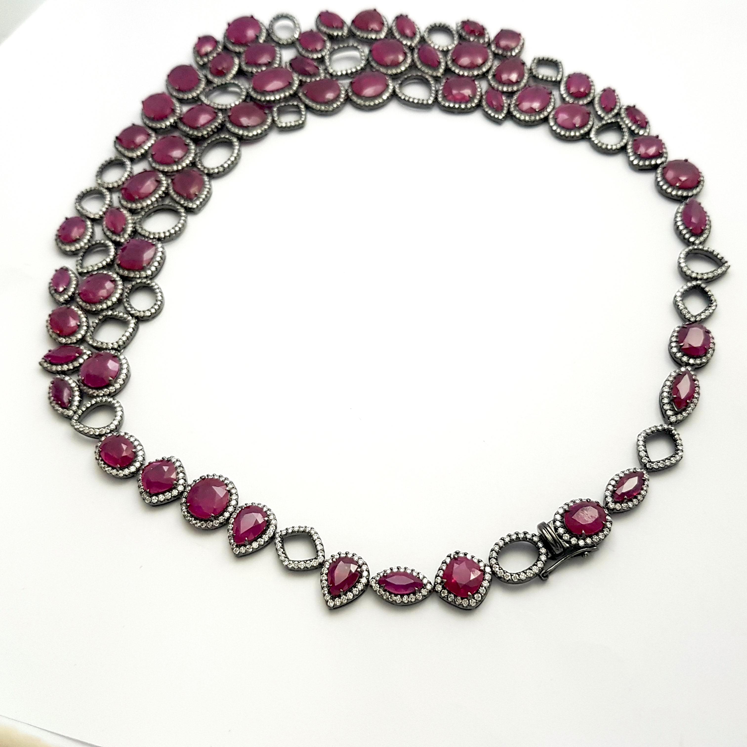 Collier en or blanc 18 carats serti de rubis et de diamants Neuf - En vente à Bangkok, TH