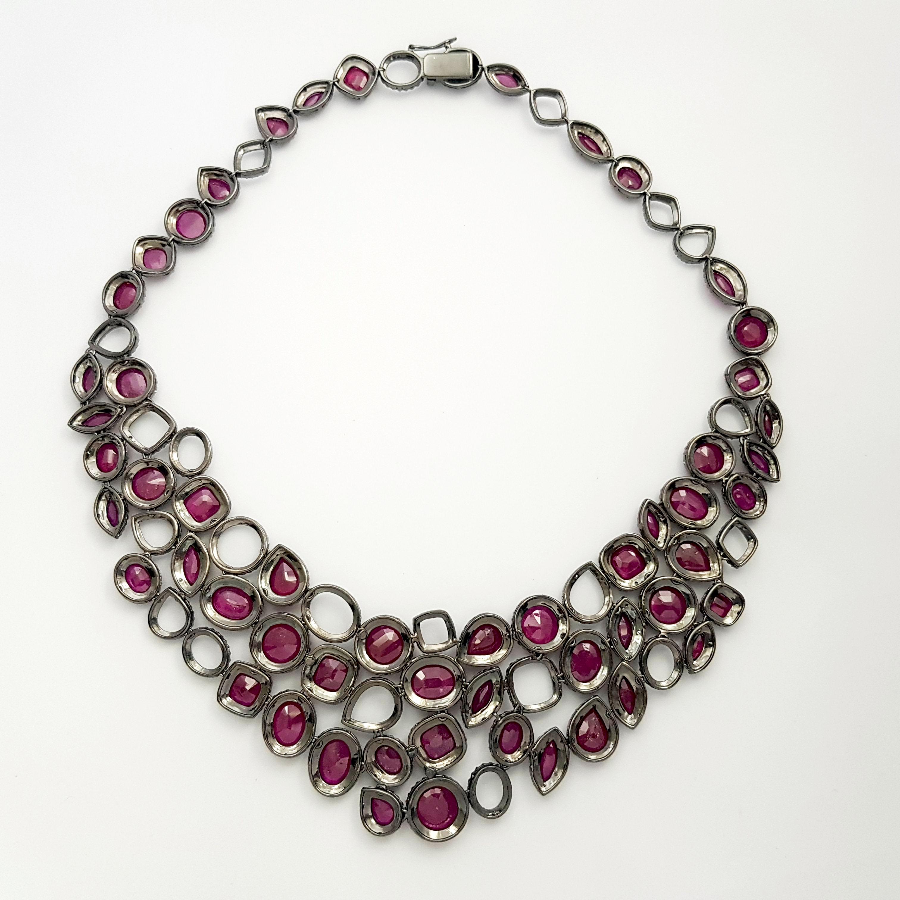Collier en or blanc 18 carats serti de rubis et de diamants en vente 1