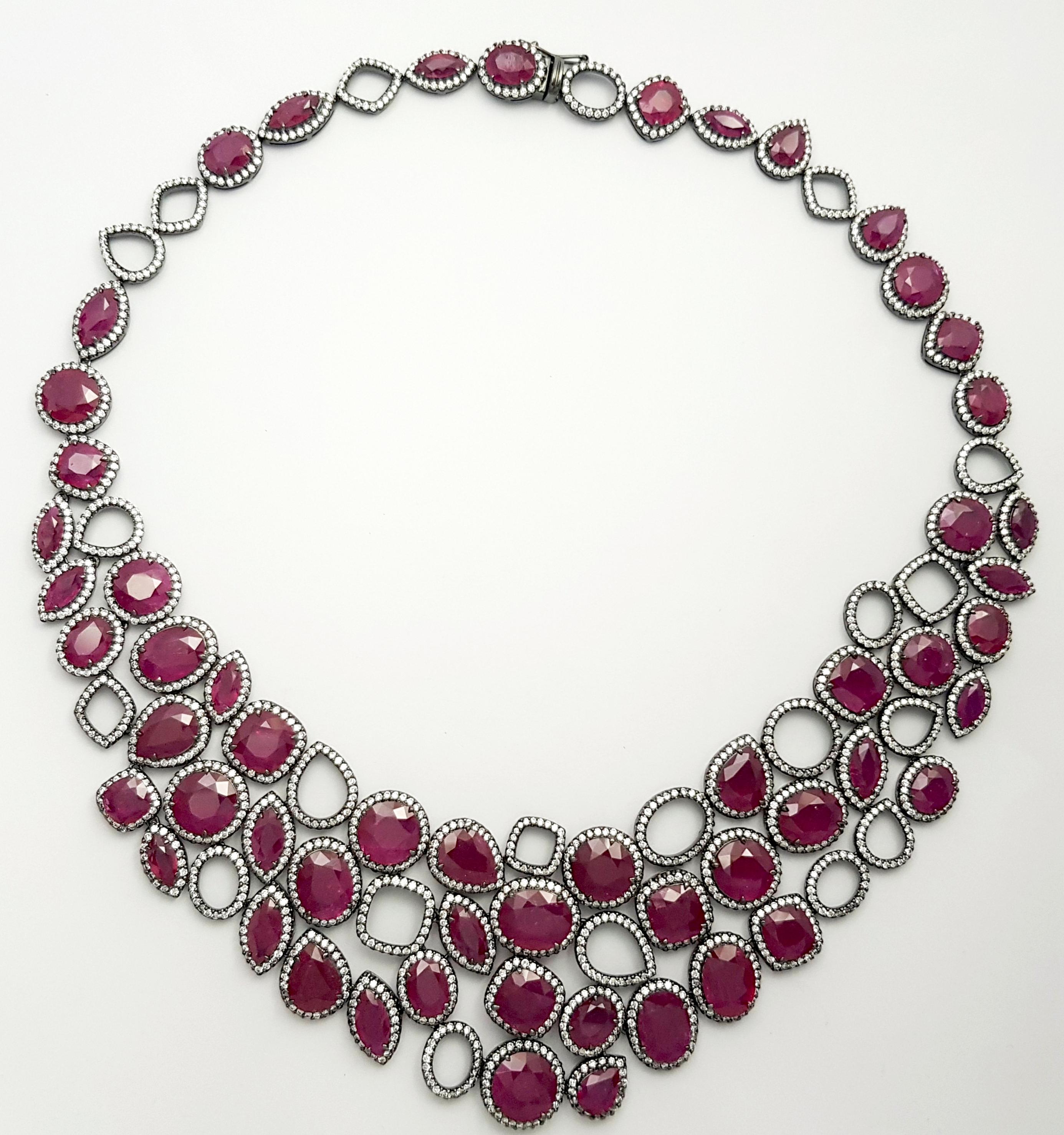 Collier en or blanc 18 carats serti de rubis et de diamants en vente 2