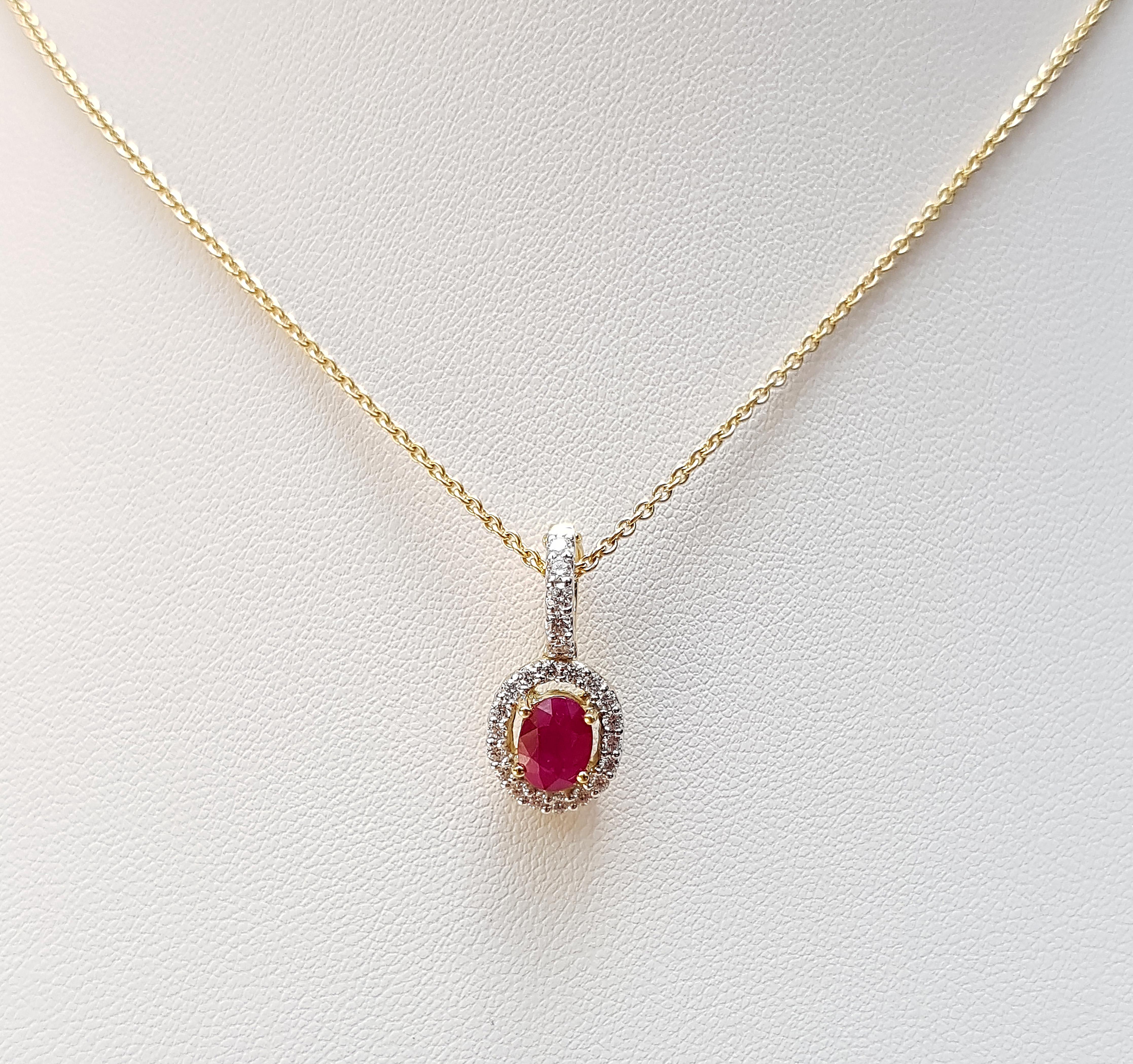 Colgante de Rubí de 1,07 quilates con Diamante de 0,30 quilates engastado en Oro de 18 quilates
(cadena no incluida)

Anchura:  1.0 cm 
Longitud: 2.0 cm
Peso total 2,84 gramos

