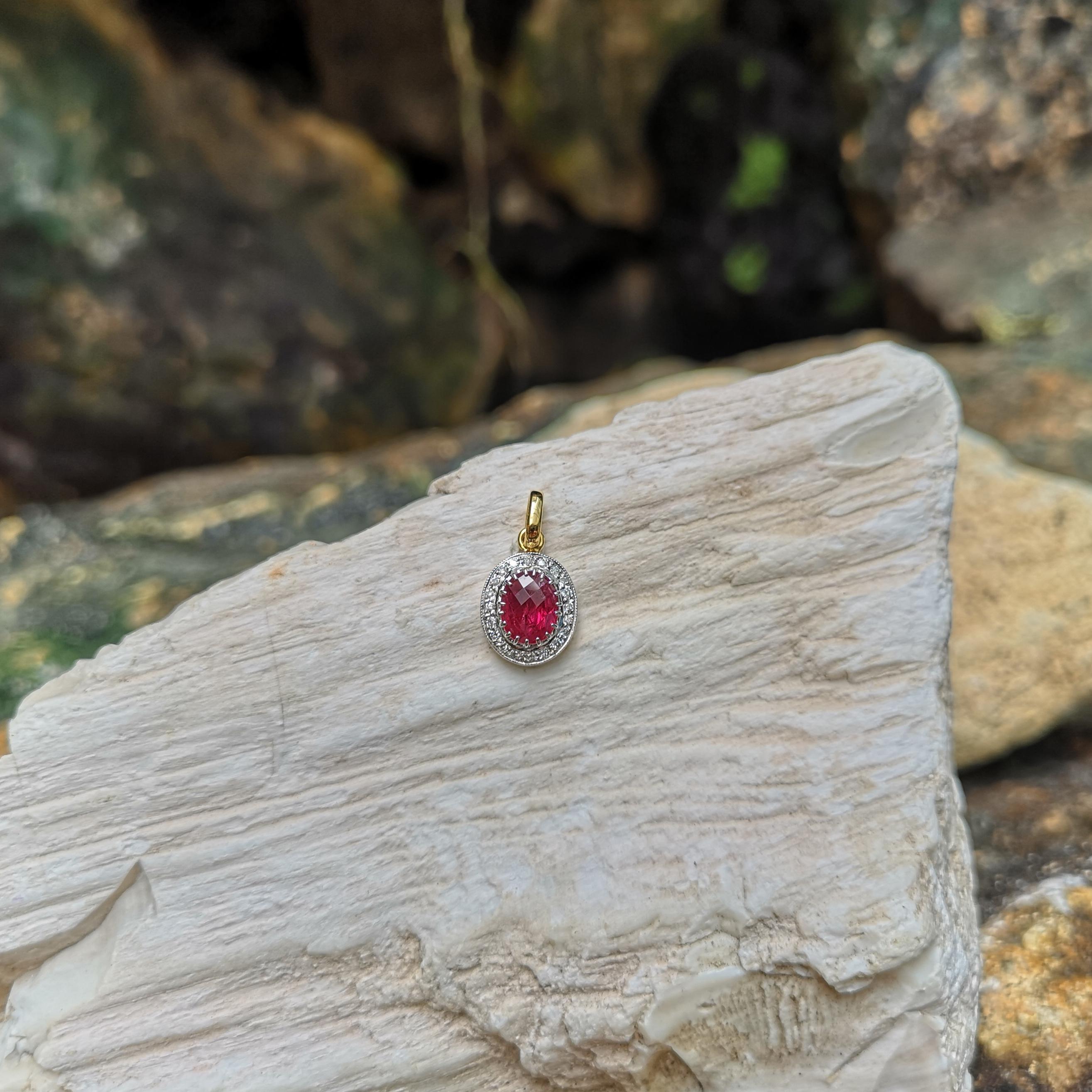 Taille ovale Pendentif en or 18 carats serti d'un rubis et de diamants en vente